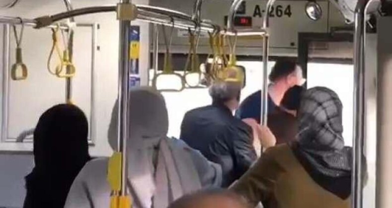 Fatih’te İETT Otobüs Şöförü İle Yolcu Arasında Yumruklar Konuştu!