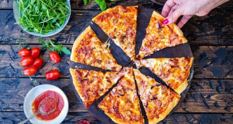 Mayasız Pizza Hamuru Nasıl Yapılır? Sadece 15 Dakikada Pizza Hamurunuz Hazır!