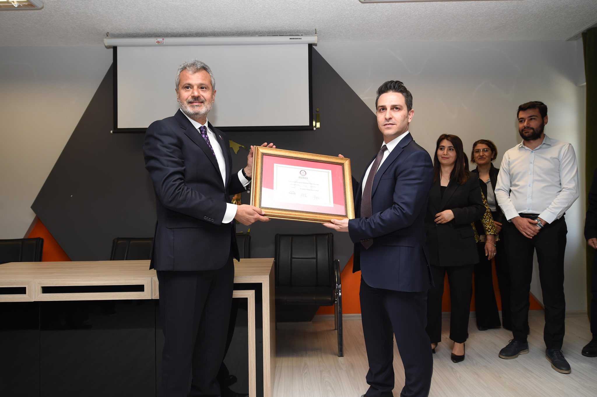 AK Parti Adayı Öntürk, Hatay Büyükşehir Belediye Başkanlığı İçin Mazbatasını Aldı 1 mehmet onturk hatay2