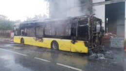 Sultanbeyli’de Seyir Halindeki İETT Otobüsü Alev Alev Yandı