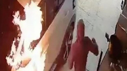 Yahudi Yerleşimciler, Filistinlilere Ait Aracı İsrail Askerlerinin Gözü Önünde Yaktı