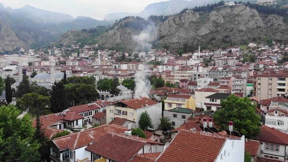 Amasya'da 100 Yıllık Konakta Yangın Çıktı! 4 Binaya da Sıçradı 1 100 yillik konakta yangin cikti 4 binaya da sicradi 1