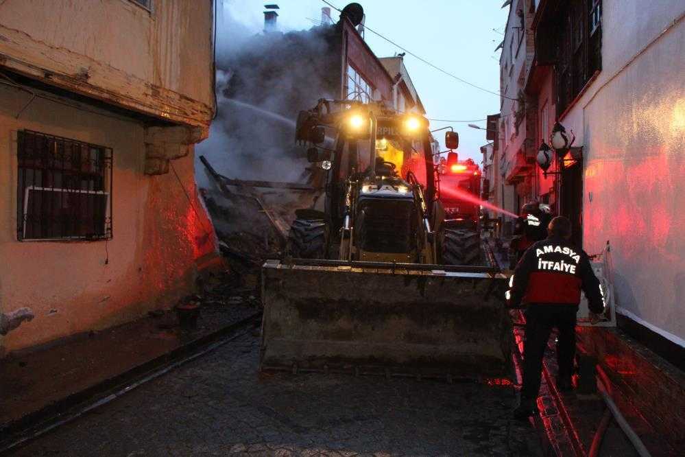 Amasya'da 100 Yıllık Konakta Yangın Çıktı! 4 Binaya da Sıçradı 3 100 yillik konakta yangin cikti 4 binaya da sicradi 3 fYQLu7Hf