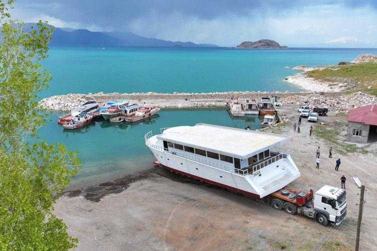 110 Tonluk Gezi Teknesi 8 Saatte Van Gölü'ne Ulaştırıldı 1 110 tonluk gezi teknesi 8 saatte van golune ulastirildi 1 LjZvSIEp