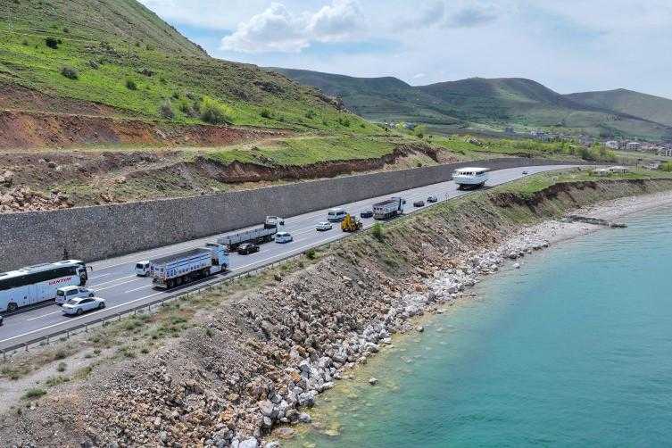 110 Tonluk Gezi Teknesi 8 Saatte Van Gölü'ne Ulaştırıldı 2 110 tonluk gezi teknesi 8 saatte van golune ulastirildi 2 hmkSAUyz