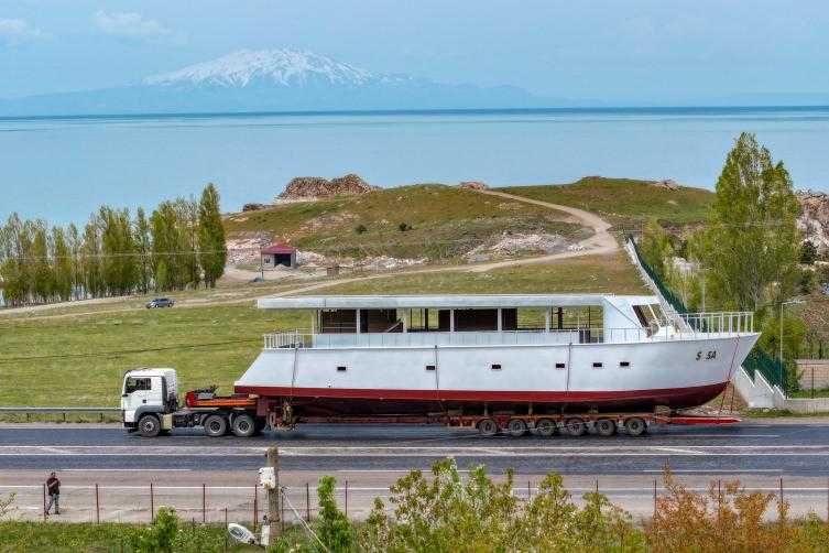 110 Tonluk Gezi Teknesi 8 Saatte Van Gölü'ne Ulaştırıldı 3 110 tonluk gezi teknesi 8 saatte van golune ulastirildi 3 nigPznis