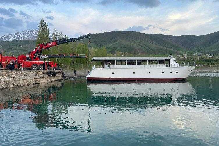 110 Tonluk Gezi Teknesi 8 Saatte Van Gölü'ne Ulaştırıldı 4 110 tonluk gezi teknesi 8 saatte van golune ulastirildi 4