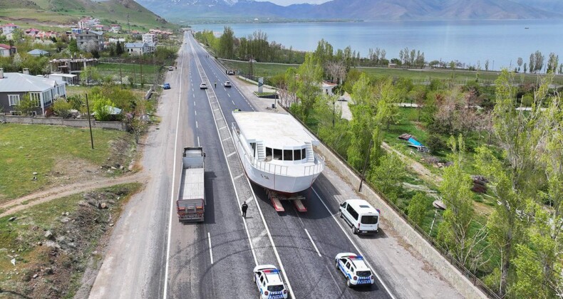 110 Tonluk Gezi Teknesi 8 Saatte Van Gölü’ne Ulaştırıldı