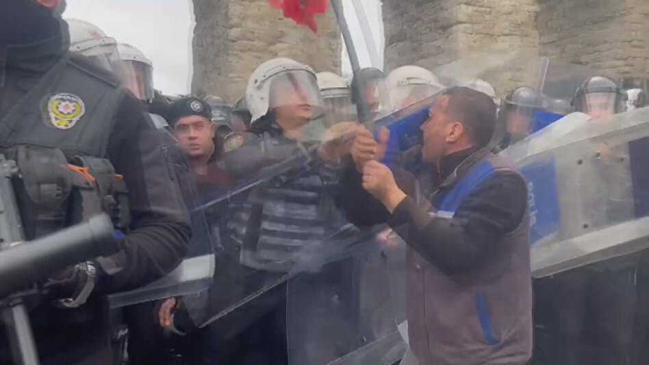 1 Mayıs'ta Saraçhane'de Polise Saldırdılar: 'Dağılın' Çağrısına Taş ve Sopalarla Cevap Verdi! 5 36dd6d7e