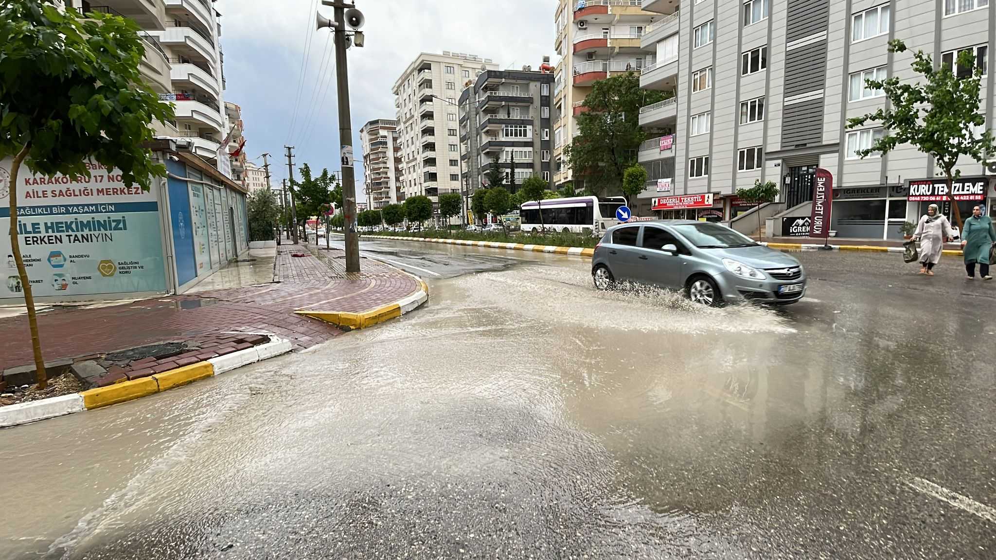 Van ve Şanlıurfa'da Sağanak ve Dolu Hayatı Felç Etti 7 AA 20240502 34442248 34442246 SANLIURFADA SAGANAK