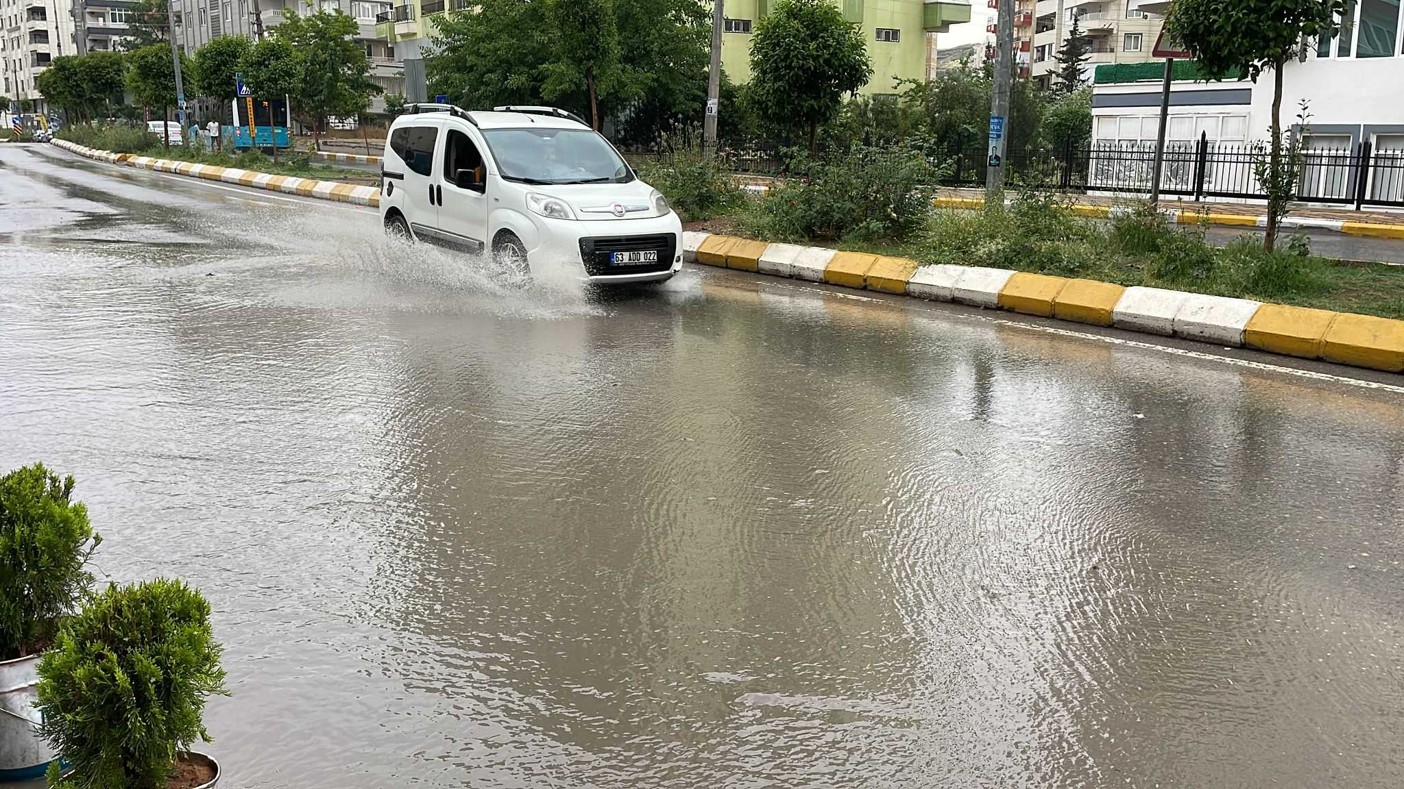 Van ve Şanlıurfa'da Sağanak ve Dolu Hayatı Felç Etti 6 AA 20240502 34442248 34442247 SANLIURFADA SAGANAK