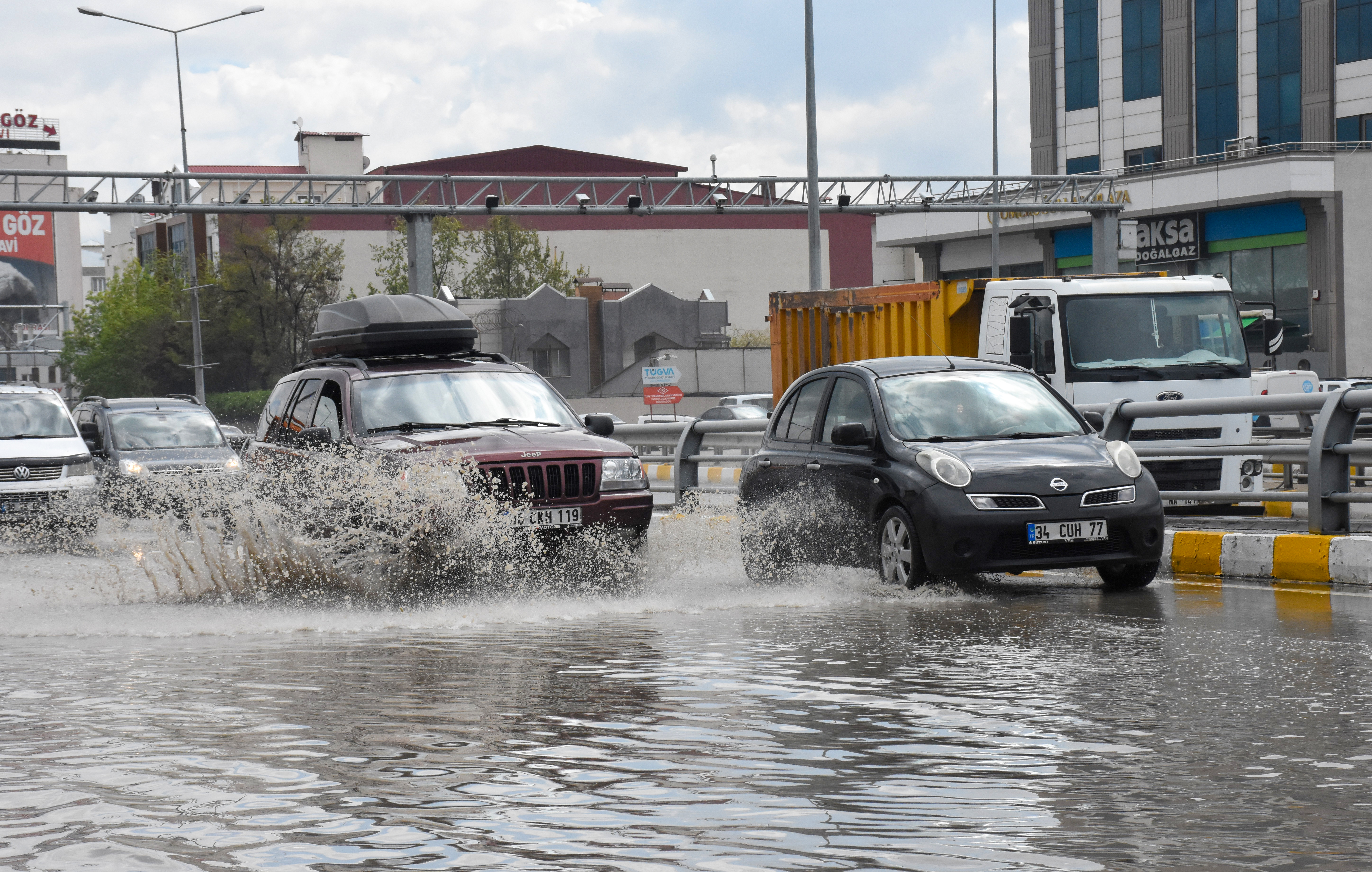 Van ve Şanlıurfa'da Sağanak ve Dolu Hayatı Felç Etti 5 AA 20240502 34442259 34442251 VANDA SAGANAK ETKILI OLDU