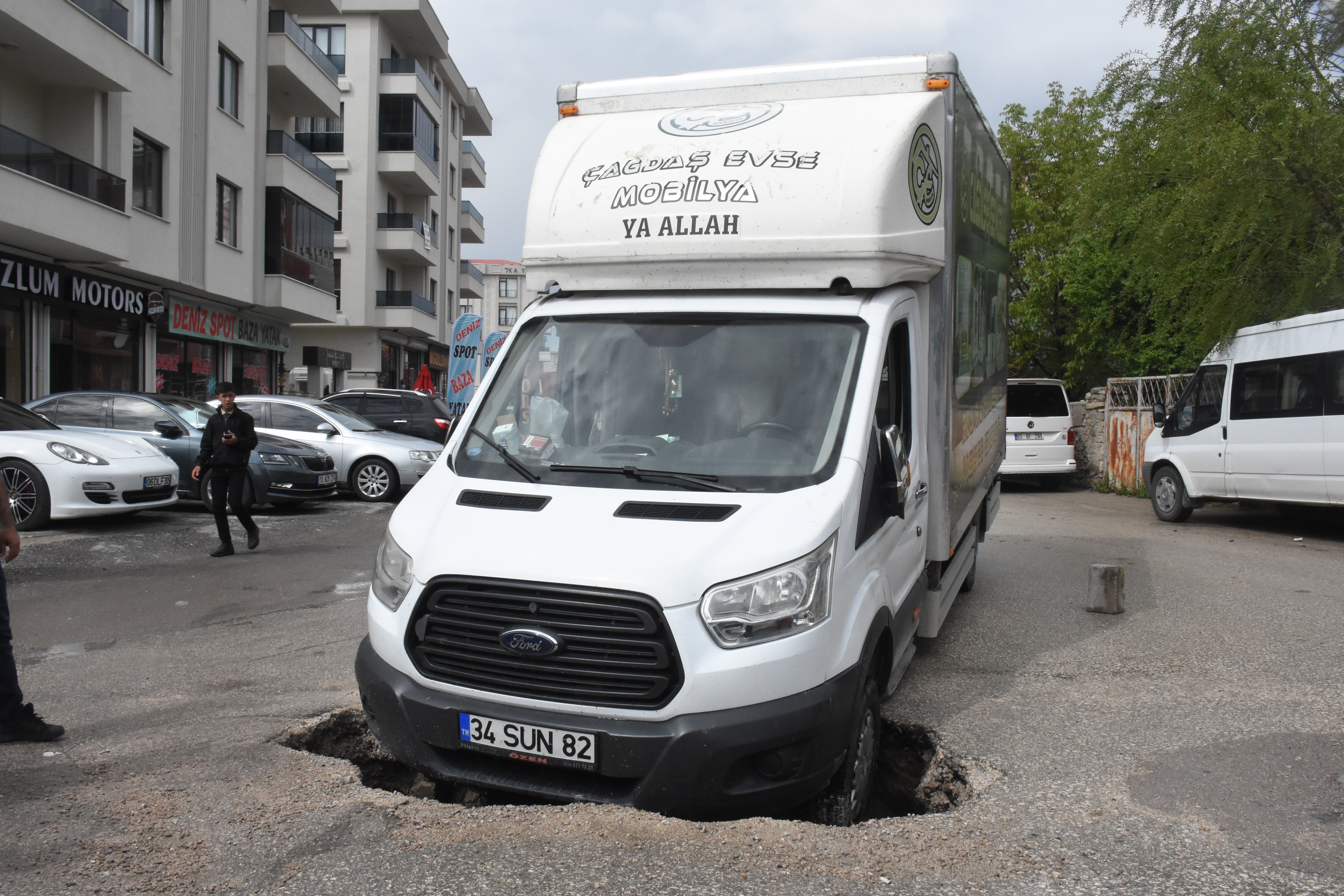 Van ve Şanlıurfa'da Sağanak ve Dolu Hayatı Felç Etti 4 AA 20240502 34442259 34442255 VANDA SAGANAK ETKILI OLDU