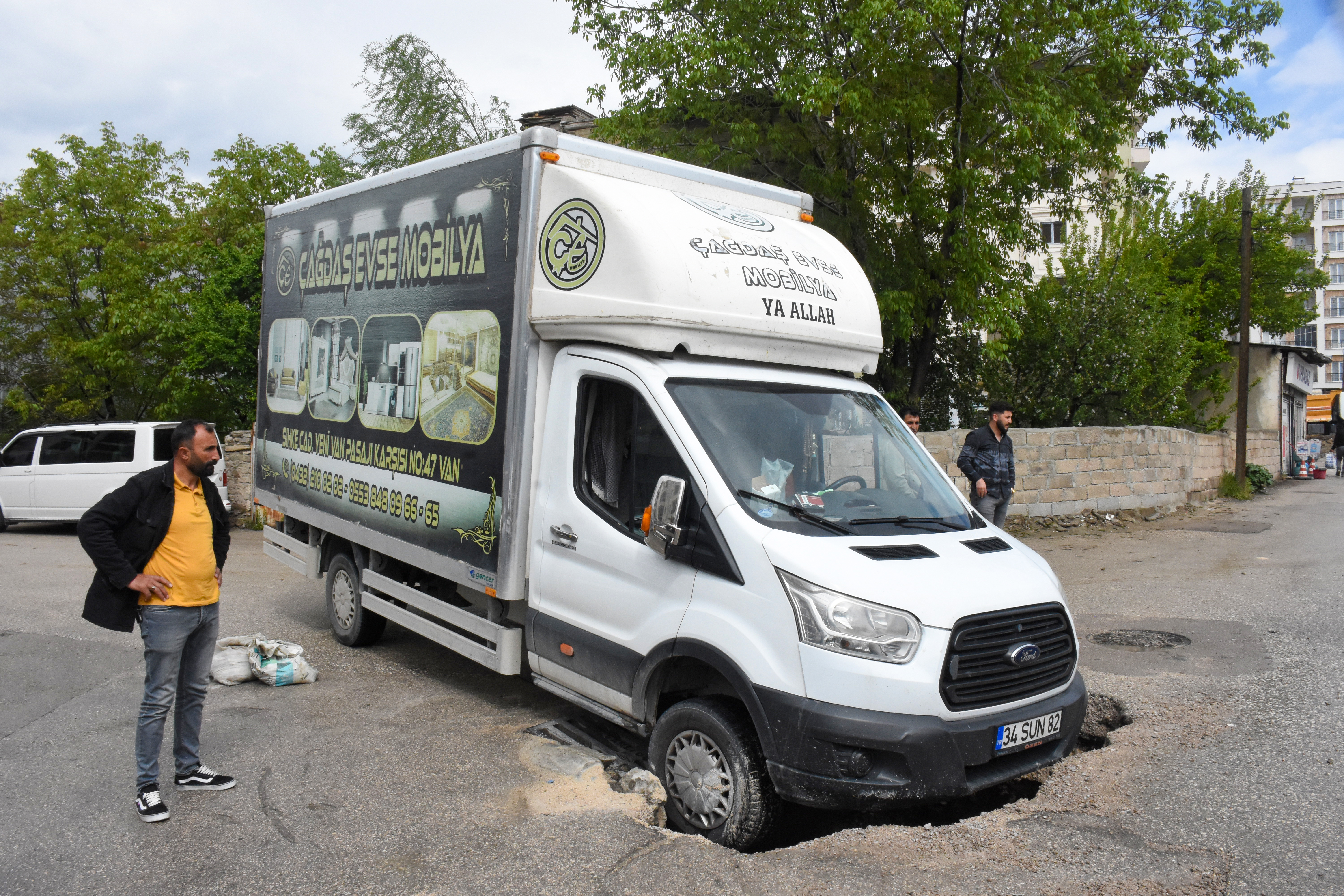 Van ve Şanlıurfa'da Sağanak ve Dolu Hayatı Felç Etti 3 AA 20240502 34442259 34442256 VANDA SAGANAK ETKILI OLDU