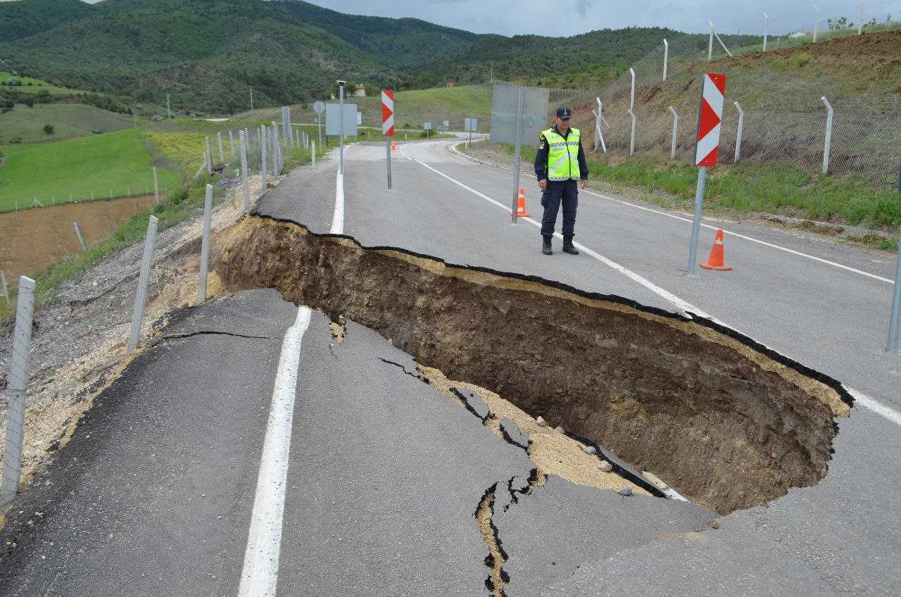Çorum'da Kara Yolu Heyelanı: İskilip Yolunda Tekrar Çukur Oluştu 1 AA 20240504 34459199 34459196 CORUMDA DODURGAISKILIP KARA YOLUNDA HEYELAN NEDENIYLE IKINCI KEZ CUKUR OLUSTU