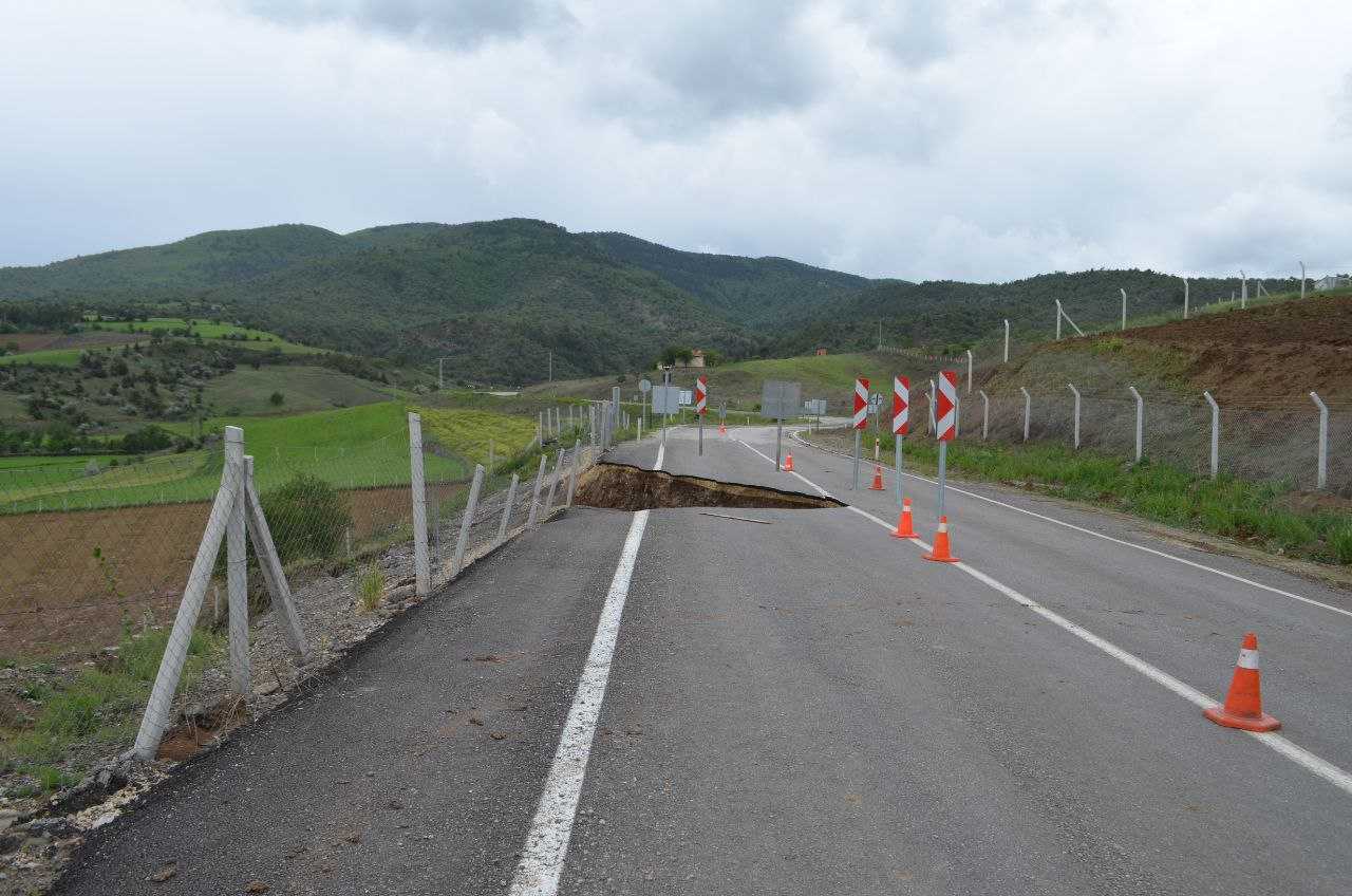 Çorum'da Kara Yolu Heyelanı: İskilip Yolunda Tekrar Çukur Oluştu 3 AA 20240504 34459199 34459197 CORUMDA DODURGAISKILIP KARA YOLUNDA HEYELAN NEDENIYLE IKINCI KEZ CUKUR OLUSTU