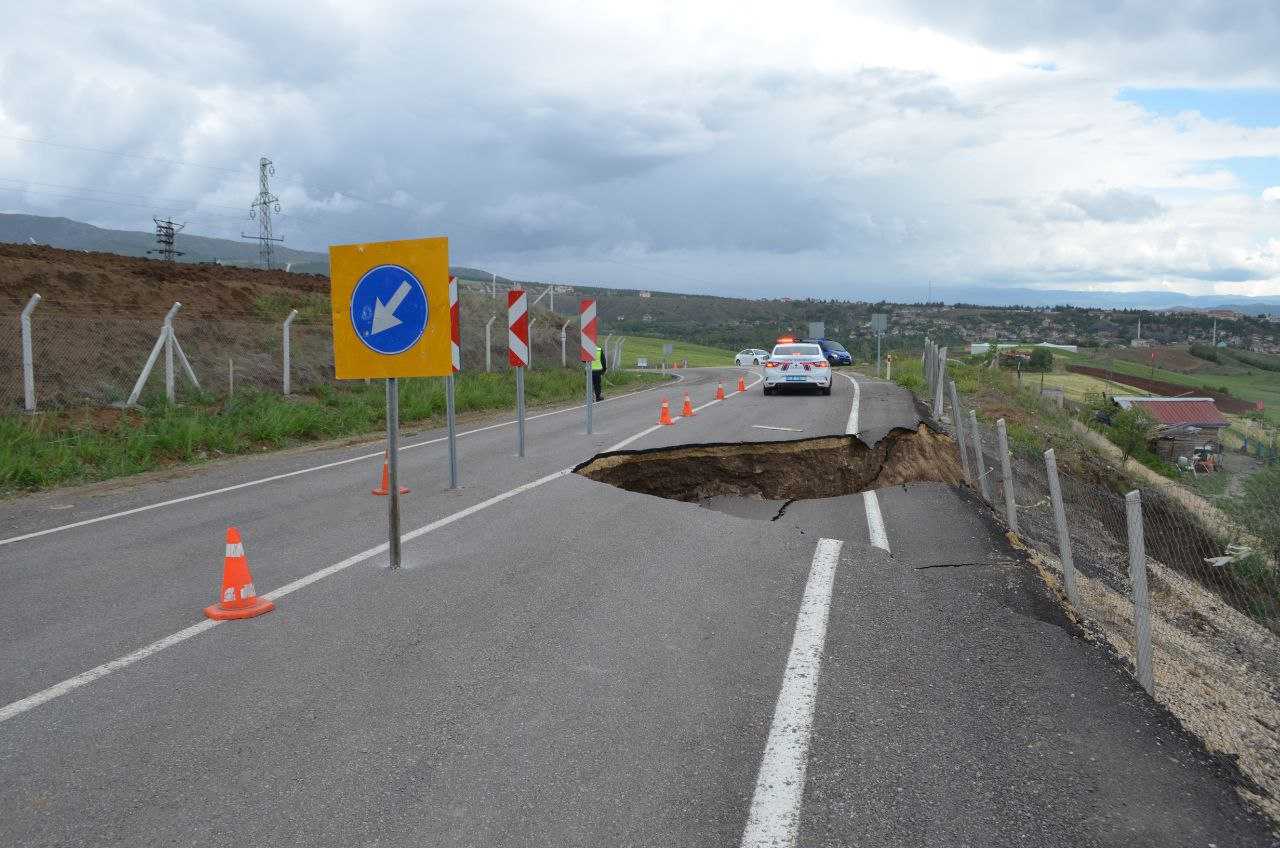 Çorum'da Kara Yolu Heyelanı: İskilip Yolunda Tekrar Çukur Oluştu 2 AA 20240504 34459199 34459198 CORUMDA DODURGAISKILIP KARA YOLUNDA HEYELAN NEDENIYLE IKINCI KEZ CUKUR OLUSTU