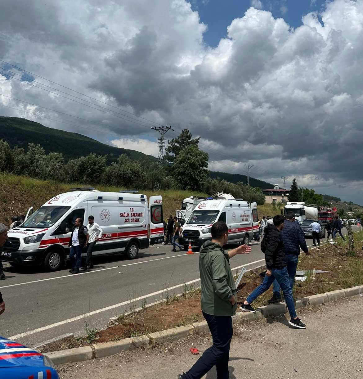 Gaziantep'te Yolcu Minibüsüyle Beton Mikseri Çarpıştı: 9 Ölü, 11 Yaralı 2 AA 20240506 34476718 34476716 GAZIANTEPTE MINIBUSLE BETON MIKSERI CARPISTI