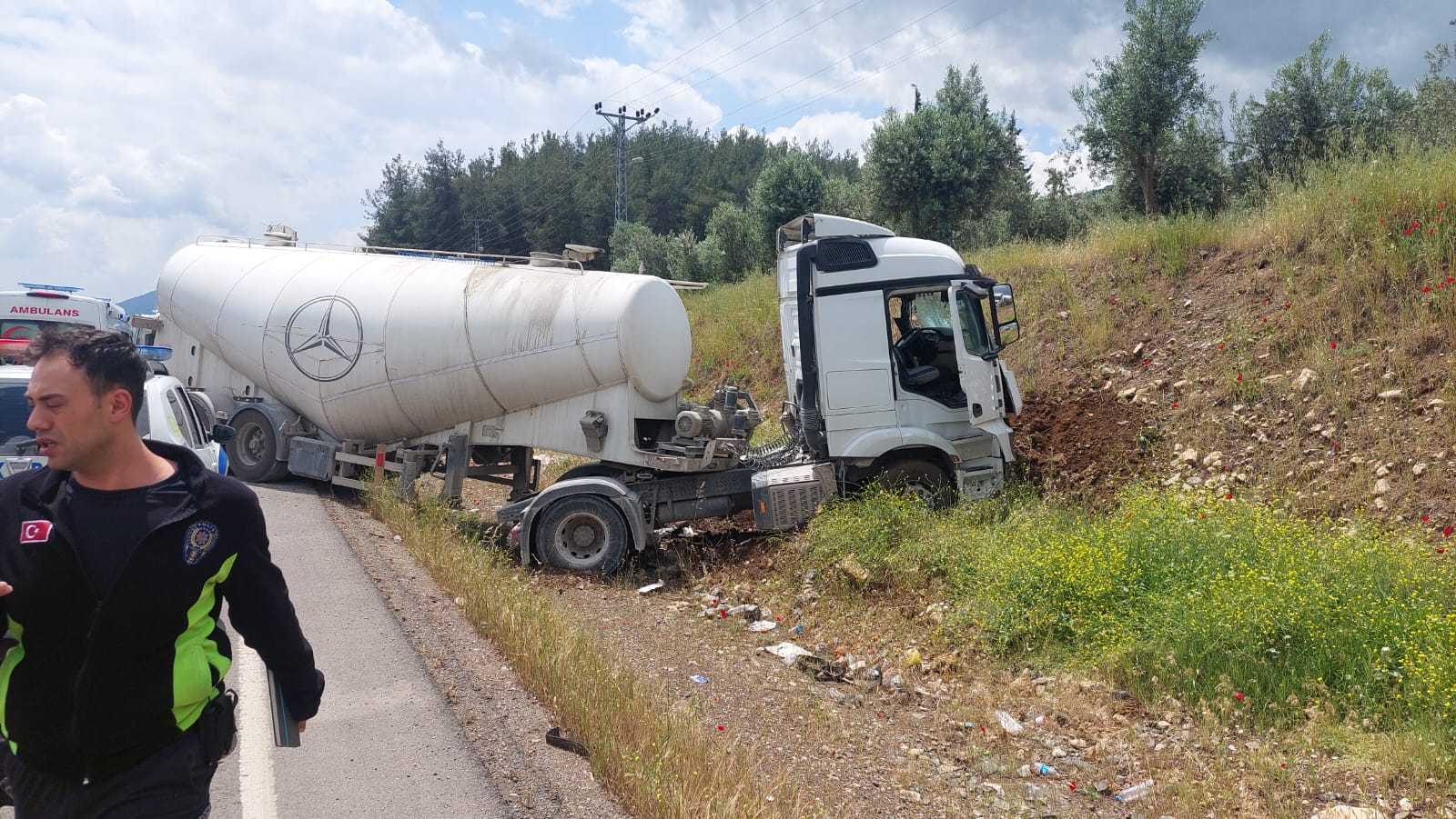 Gaziantep'te Yolcu Minibüsüyle Beton Mikseri Çarpıştı: 9 Ölü, 11 Yaralı 1 AA 20240506 34476718 34476717 GAZIANTEPTE MINIBUSLE BETON MIKSERI CARPISTI