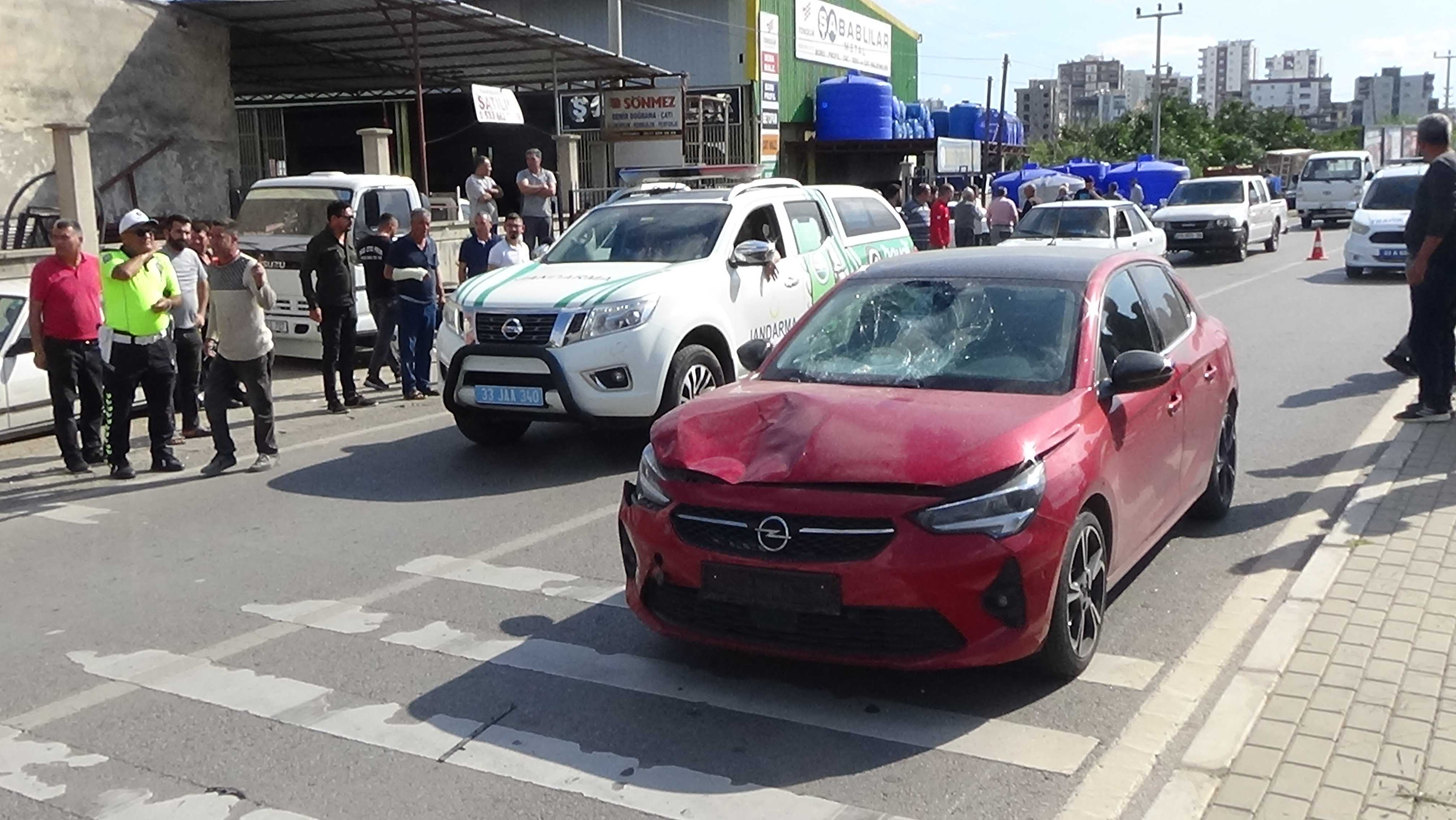 AA 20240506 34479833 34479832 MERSINDE OTOMOBILLE CARPISAN MOTOSIKLETIN SURUCUSU OLDU