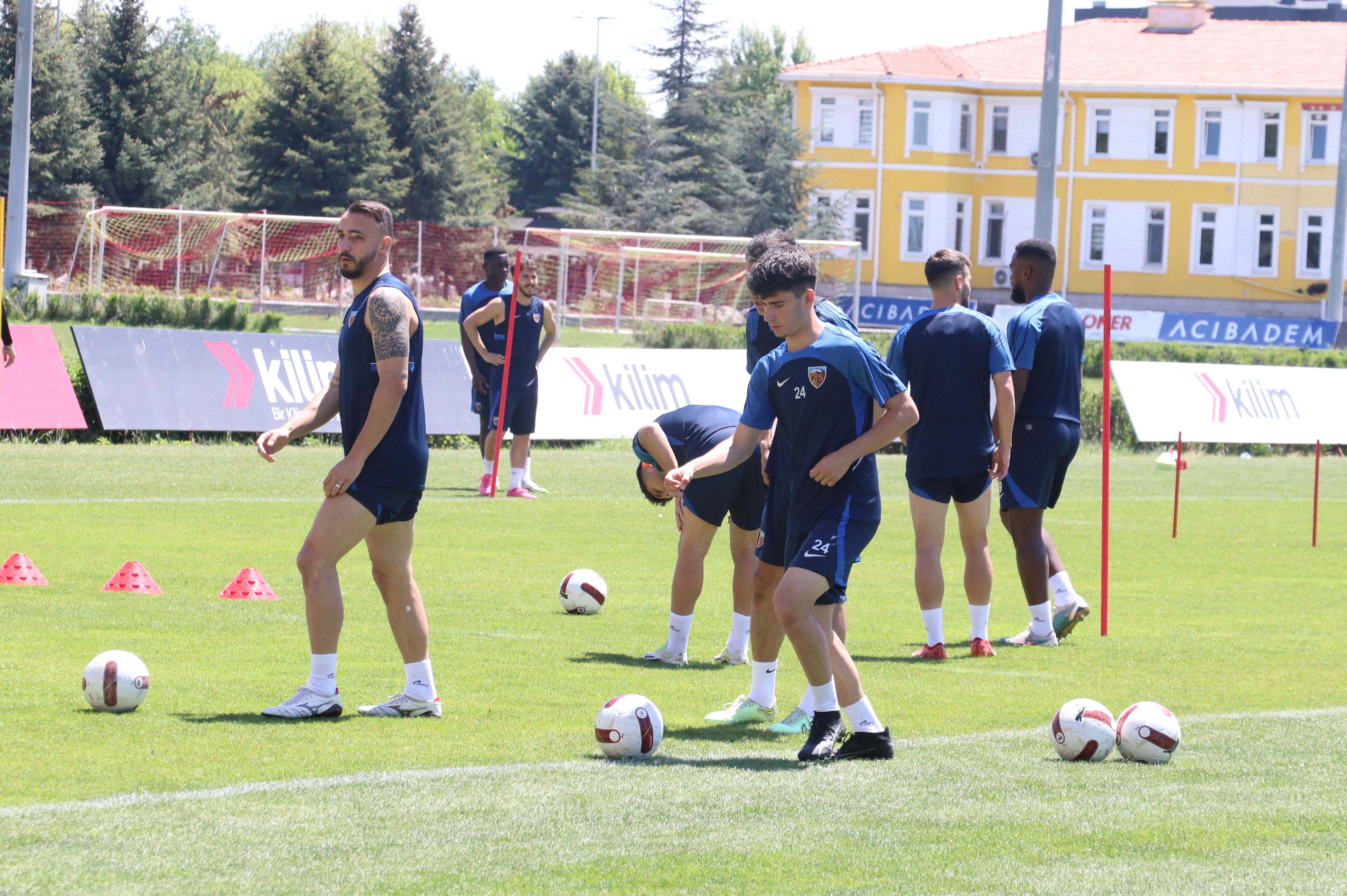Burak Yılmaz'dan Fenerbahçe Maçı Öncesi İddialı Sözler 2 AA 20240508 34500062 34500059 KAYSERISPOR ANTRENMANI