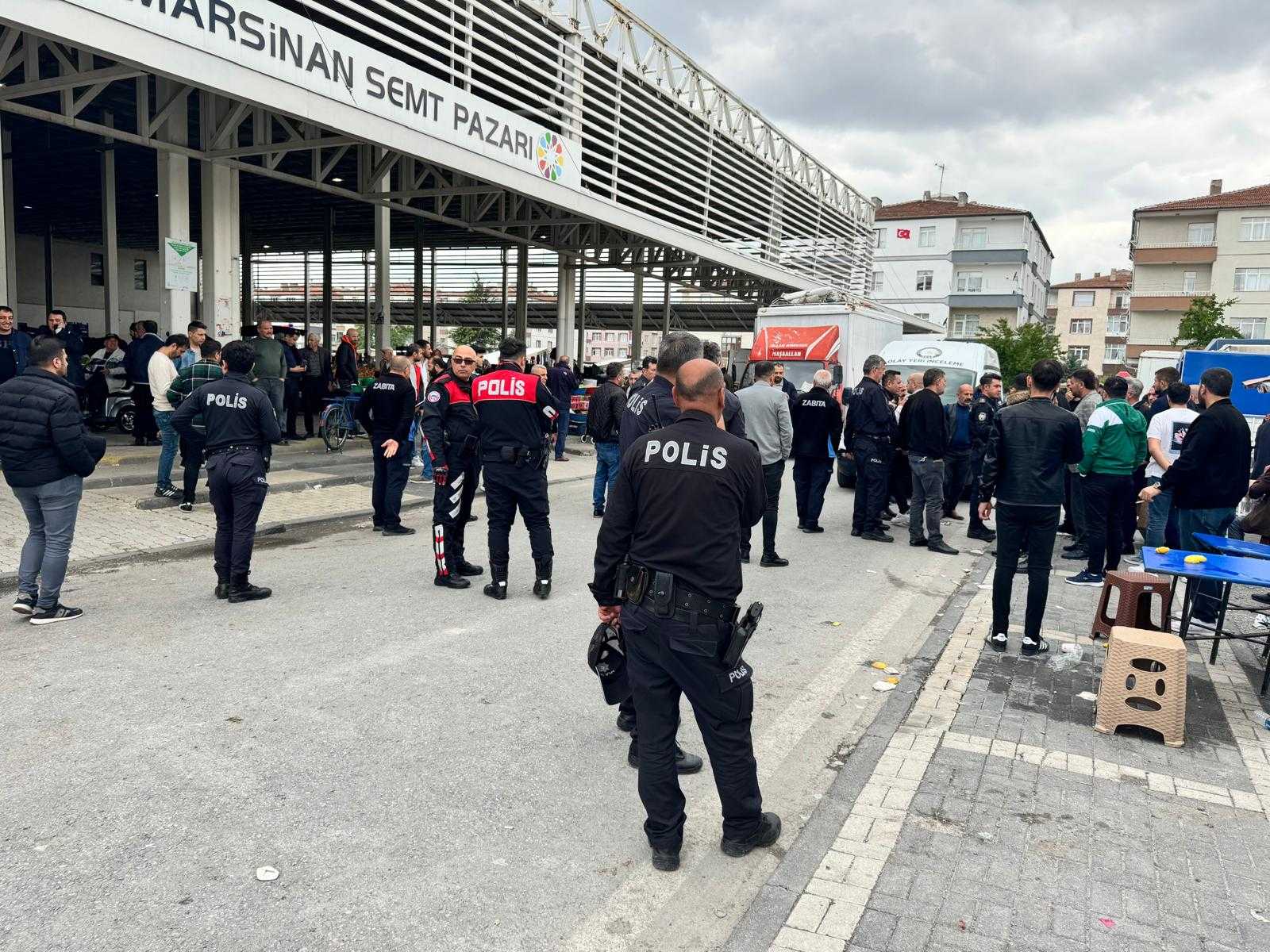 Kayseri'de Pazarcılar Arasında Şiddetli Kavga: 5 Yaralı 3 AA 20240513 34549442 34549441 KAYSERIDE PAZARCILAR ARASINDA CIKAN KAVGADA 5 KISI YARALANDI