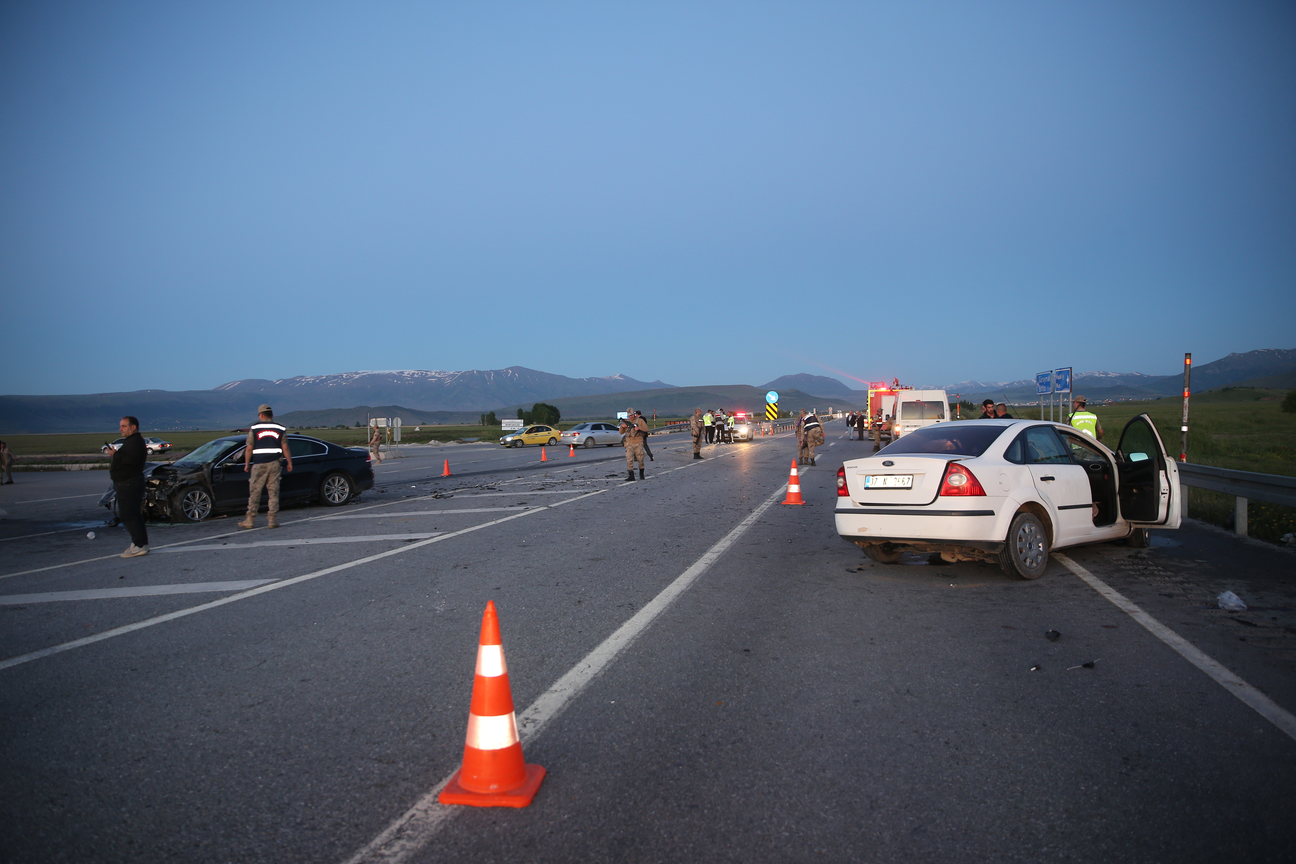 Muş'ta Feci Kaza: 3 Kişi Hayatını Kaybetti, 5 Yaralı 1 AA 20240518 34606854 34606851 MUSTA 2 OTOMOBILIN CARPISMASI SONUCU 3 KISI OLDU 5 KISI YARALANDI