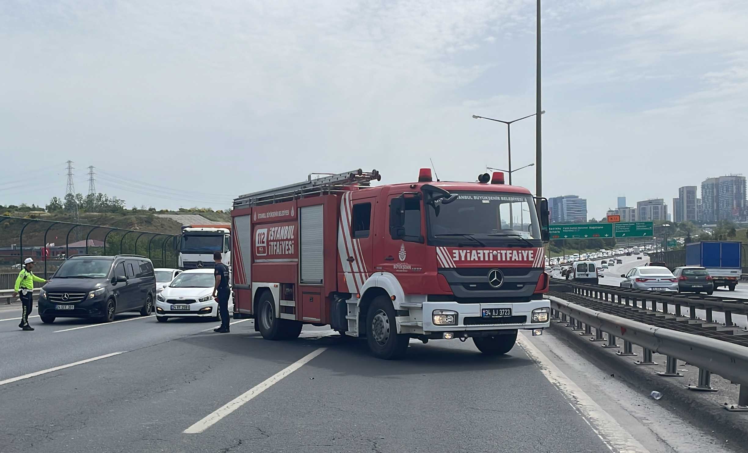 AA 20240519 34612226 34612222 EYUPSULTANDAKI ZINCIRLEME TRAFIK KAZASINDA 2 ARAC KULLANILAMAZ HALE GELDI