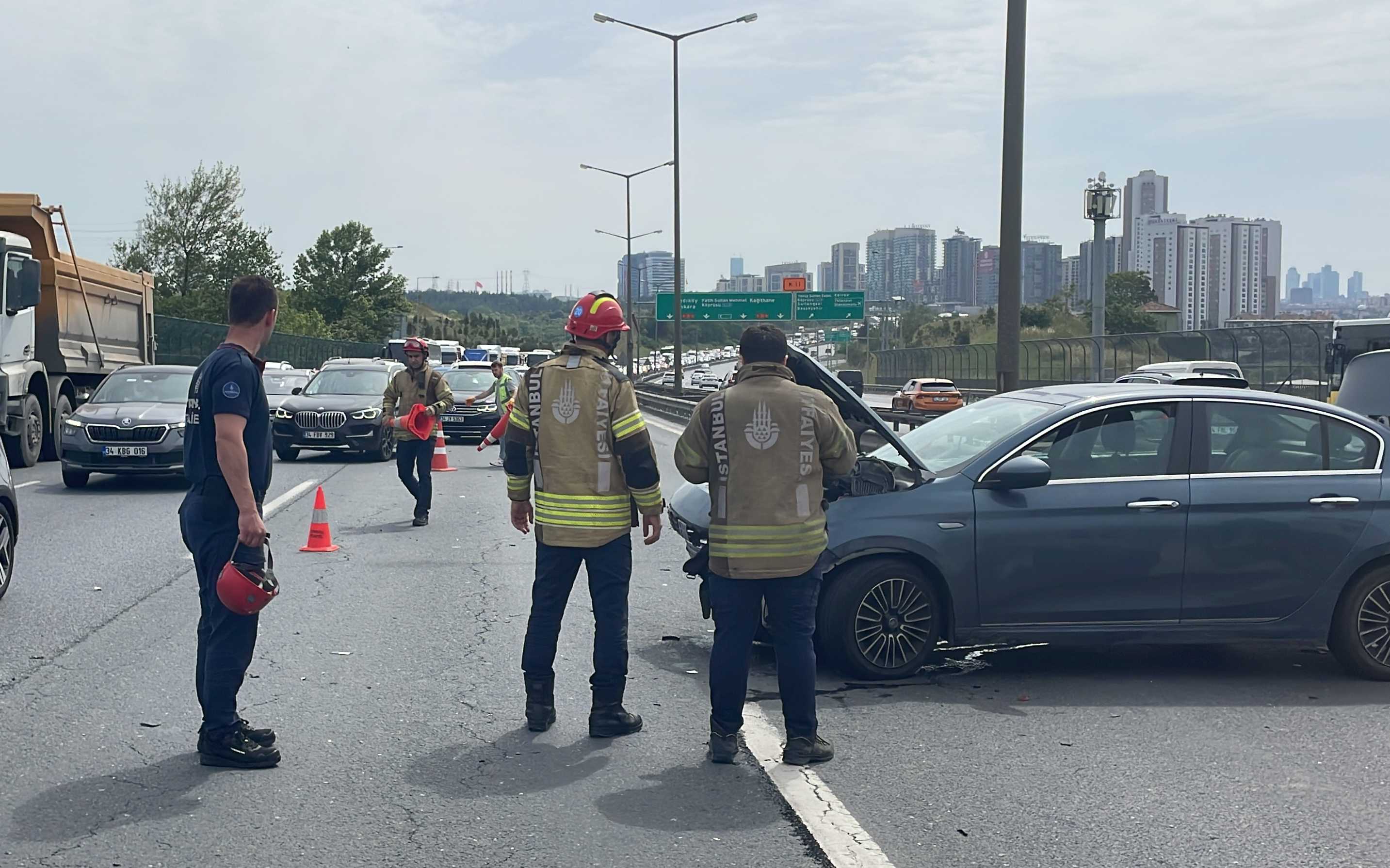 AA 20240519 34612226 34612223 EYUPSULTANDAKI ZINCIRLEME TRAFIK KAZASINDA 2 ARAC KULLANILAMAZ HALE GELDI