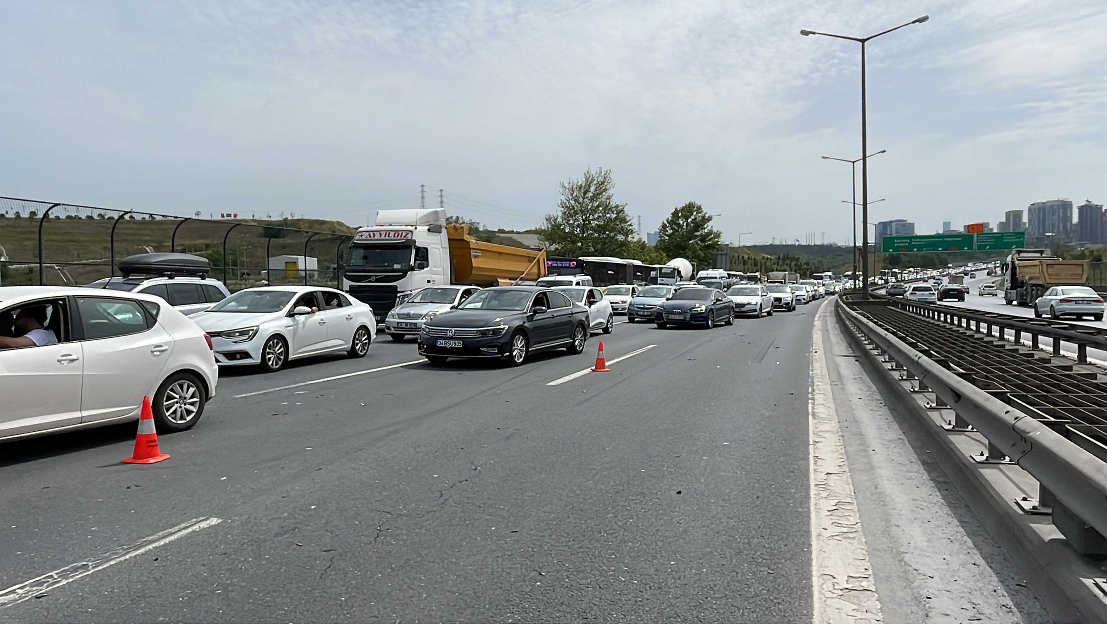AA 20240519 34612226 34612224 EYUPSULTANDAKI ZINCIRLEME TRAFIK KAZASINDA 2 ARAC KULLANILAMAZ HALE GELDI