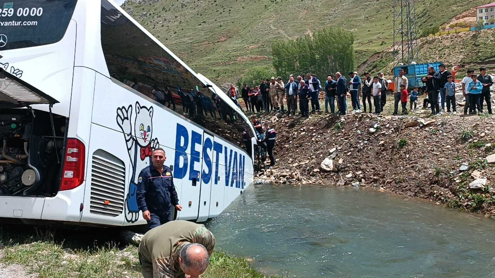 Bitlis'te Yolcu Otobüsü Dereye Düştü: 7 Yaralı 1 AA 20240519 34612571 34612566 BITLISTE YOLCU OTOBUSUNUN DEREYE DUSTUGU KAZADA 7 KISI YARALANDI
