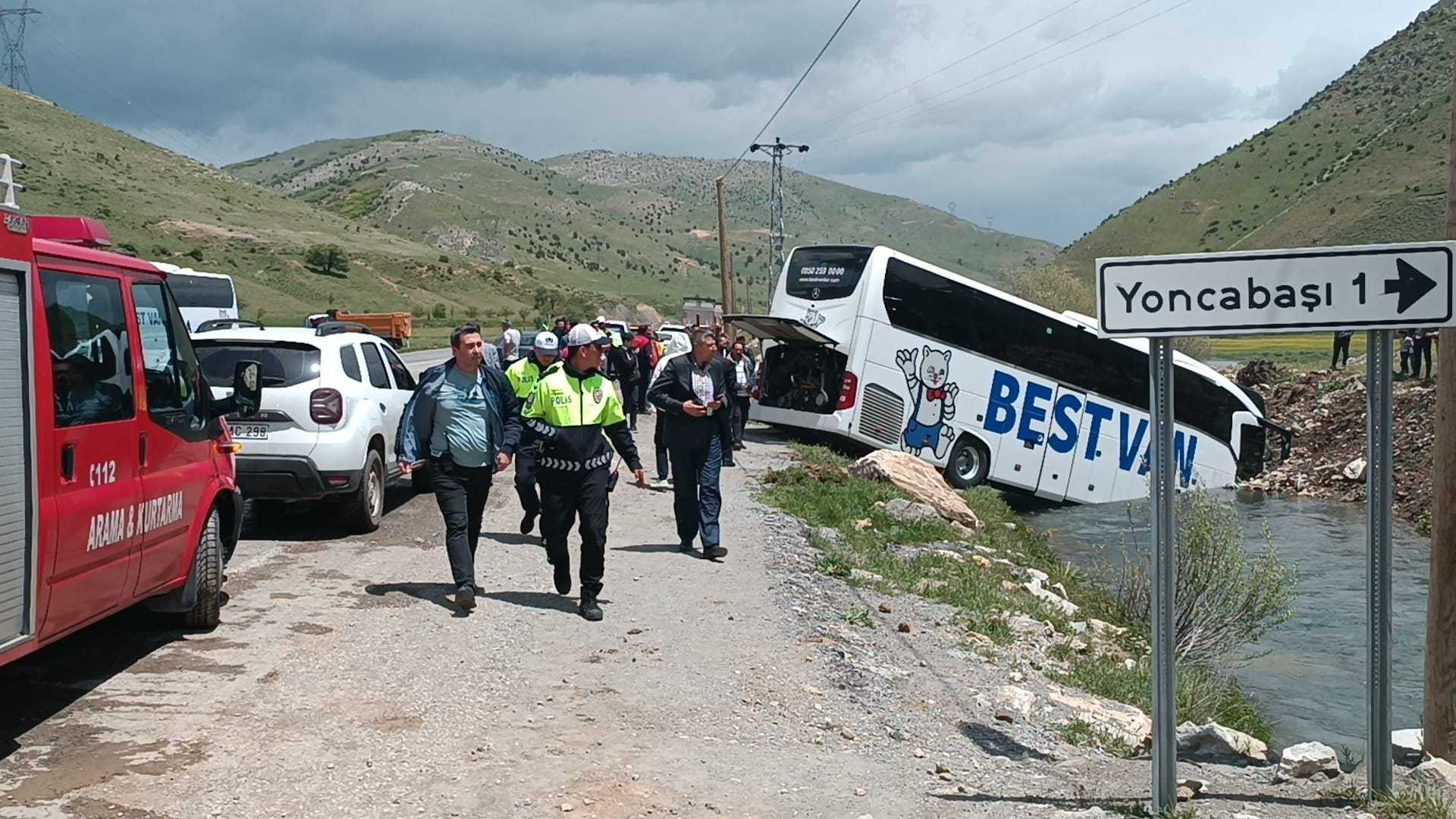 Bitlis'te Yolcu Otobüsü Dereye Düştü: 7 Yaralı 2 AA 20240519 34612571 34612567 BITLISTE YOLCU OTOBUSUNUN DEREYE DUSTUGU KAZADA 7 KISI YARALANDI