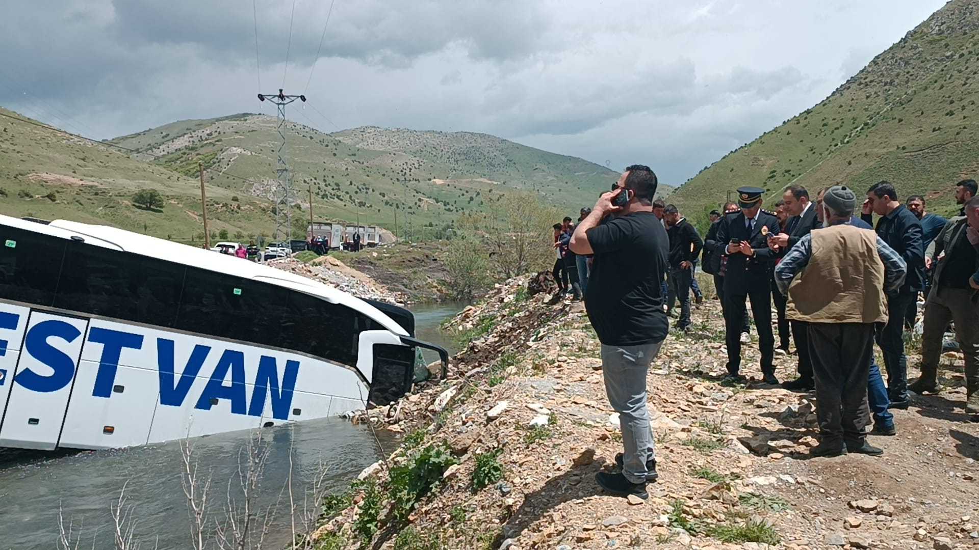Bitlis'te Yolcu Otobüsü Dereye Düştü: 7 Yaralı 4 AA 20240519 34612571 34612568 BITLISTE YOLCU OTOBUSUNUN DEREYE DUSTUGU KAZADA 7 KISI YARALANDI
