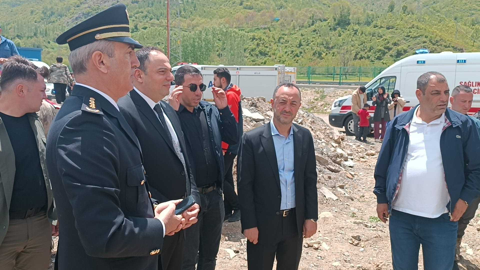 Bitlis'te Yolcu Otobüsü Dereye Düştü: 7 Yaralı 3 AA 20240519 34612571 34612569 BITLISTE YOLCU OTOBUSUNUN DEREYE DUSTUGU KAZADA 7 KISI YARALANDI