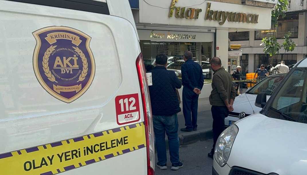 Bahçelievler'de Kuyumcu Soygunu: Tabanı ve Kasayı Delip Ziynet Eşyalarını Çaldılar 1 AA 20240520 34625901 34625897 BAHCELIEVLERDE BODRUM KATTAN TABANI VE KASANIN ALTI DELINEN KUYUMCU SOYULDU