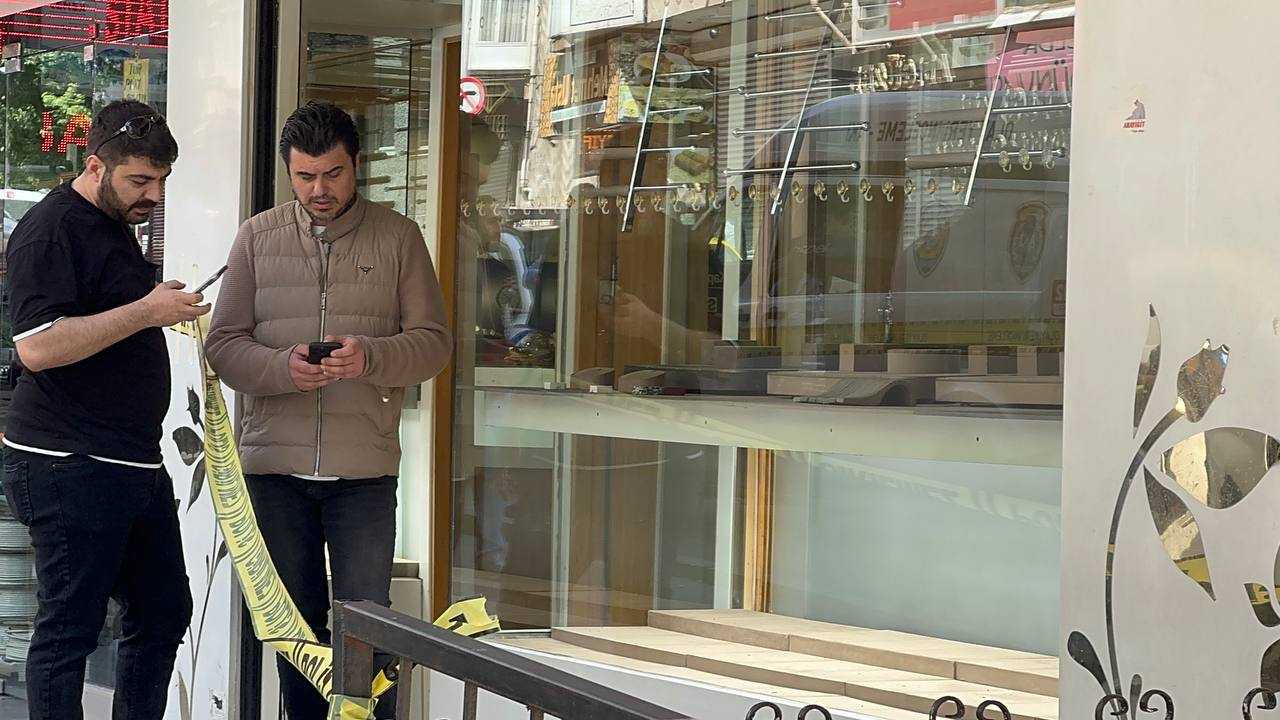 Bahçelievler'de Kuyumcu Soygunu: Tabanı ve Kasayı Delip Ziynet Eşyalarını Çaldılar 2 AA 20240520 34625901 34625898 BAHCELIEVLERDE BODRUM KATTAN TABANI VE KASANIN ALTI DELINEN KUYUMCU SOYULDU