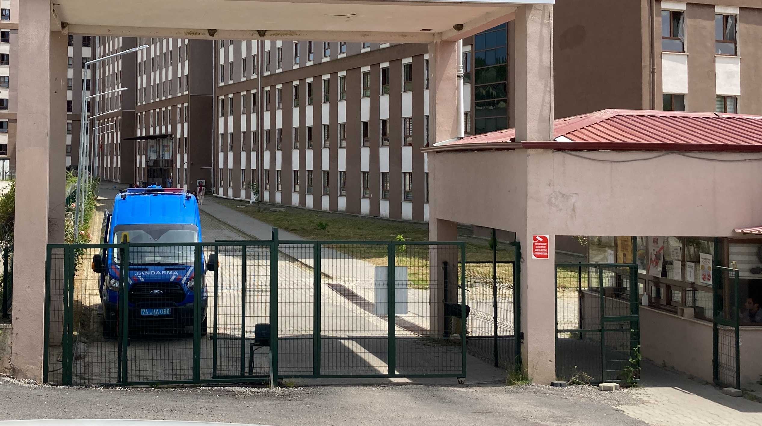 Bartın'da Üniversite Öğrencisi Yurtta Ölü Bulundu 1 AA 20240520 34626682 34626681 BARTINDA UNIVERSITE OGRENCISI YURTTAKI ODASINDA OLU BULUNDU
