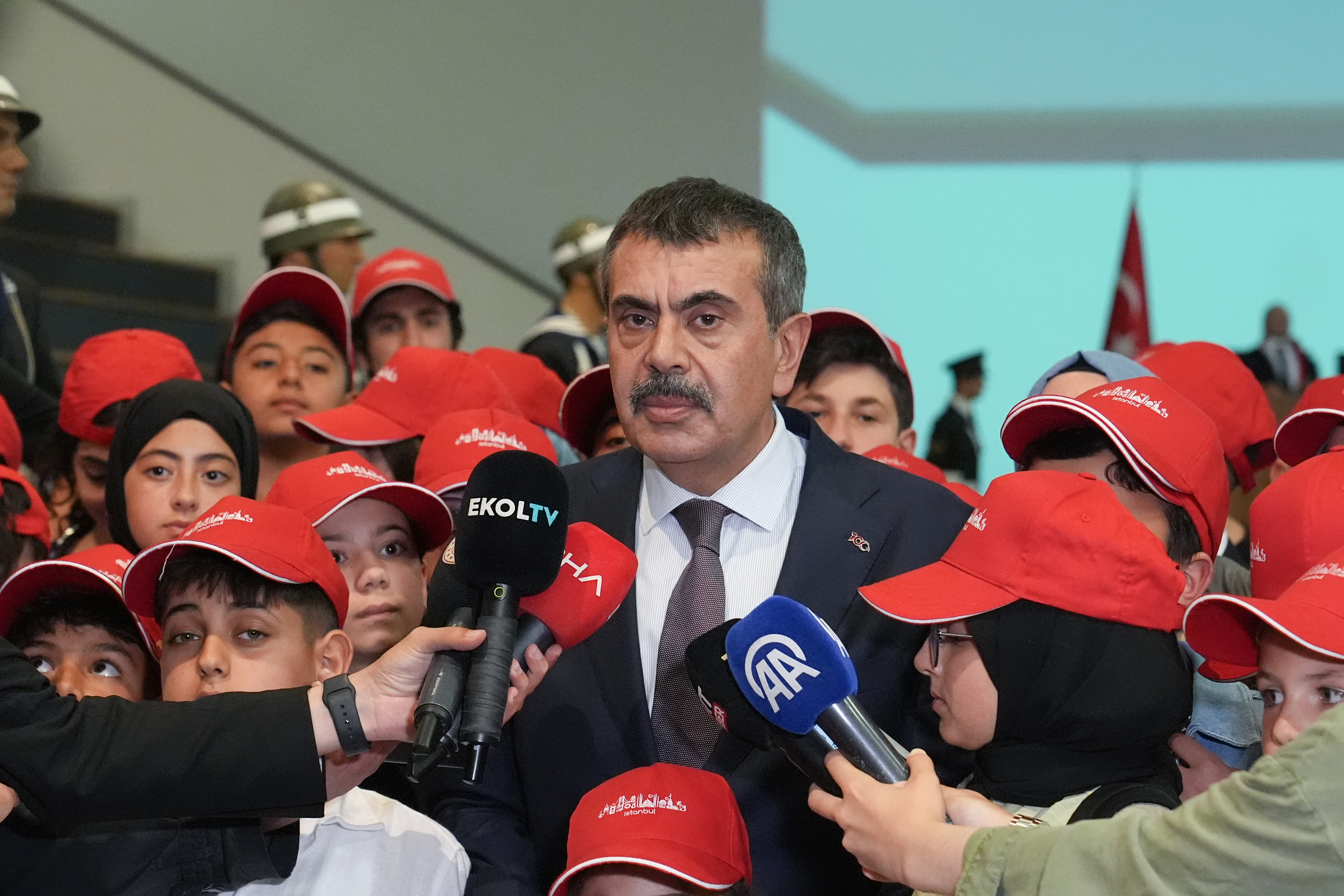 Bakan Tekin'den 'Müfredat' Eleştirilerine Cevap: 'Okuyarak Eleştirsinler' 1 AA 20240524 34670650 34670642 MILLI EGITIM BAKANI TEKIN DEMOKRASI VE OZGURLUKLER ADASINDA KONUSTU