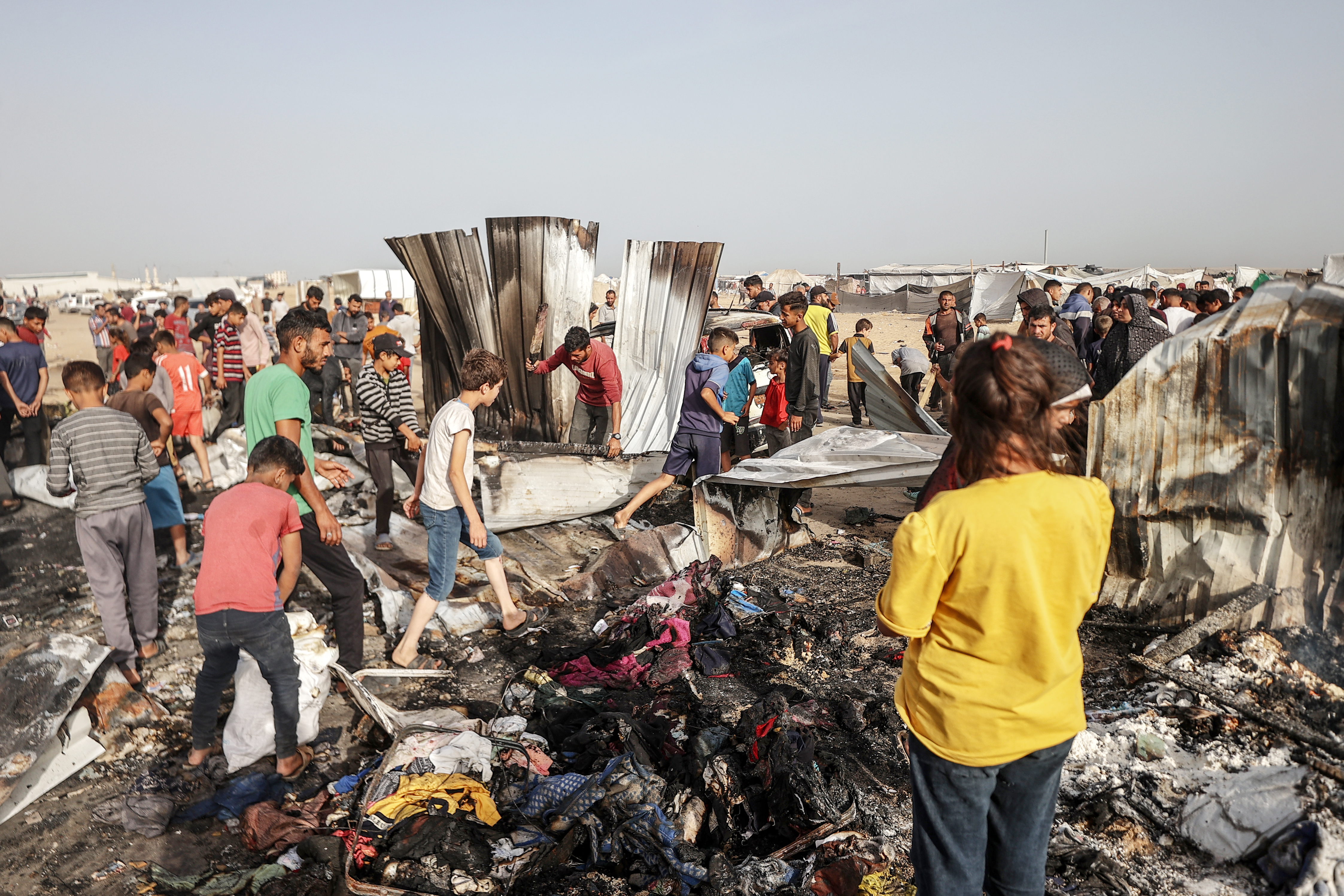 İsrail'in Refah'taki Katliamı: İnsanlık Dramı Yaşanıyor 5 AA 20240527 34695290 34695273 ISRAILIN REFAHTA YERINDEN EDILMIS FILISTINLILERIN KAMPINI BOMBALAMASI SONUCU ONLARCA KISI OLDU
