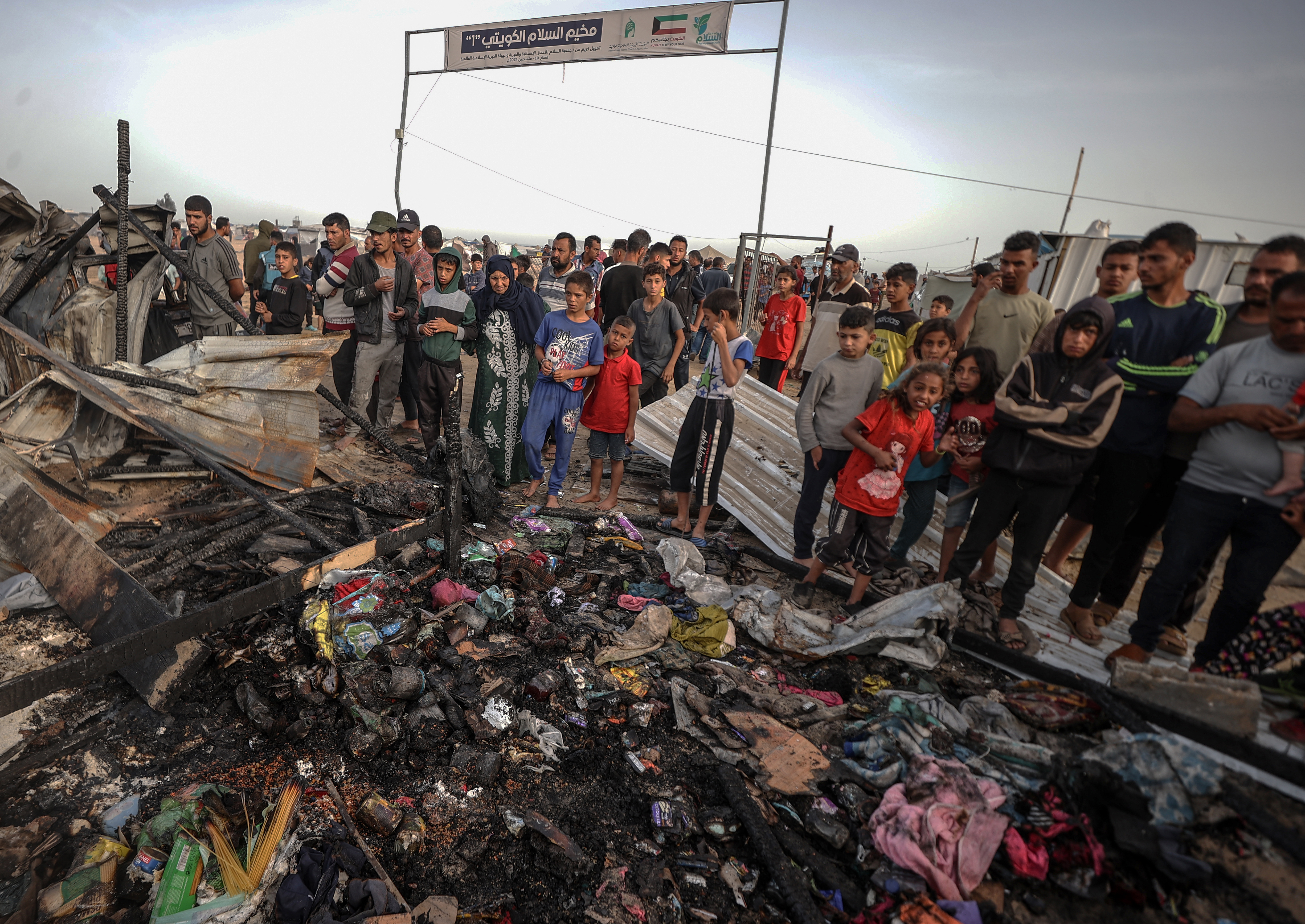 İsrail'in Refah'taki Katliamı: İnsanlık Dramı Yaşanıyor 1 AA 20240527 34695290 34695280 ISRAILIN REFAHTA YERINDEN EDILMIS FILISTINLILERIN KAMPINI BOMBALAMASI SONUCU ONLARCA KISI OLDU