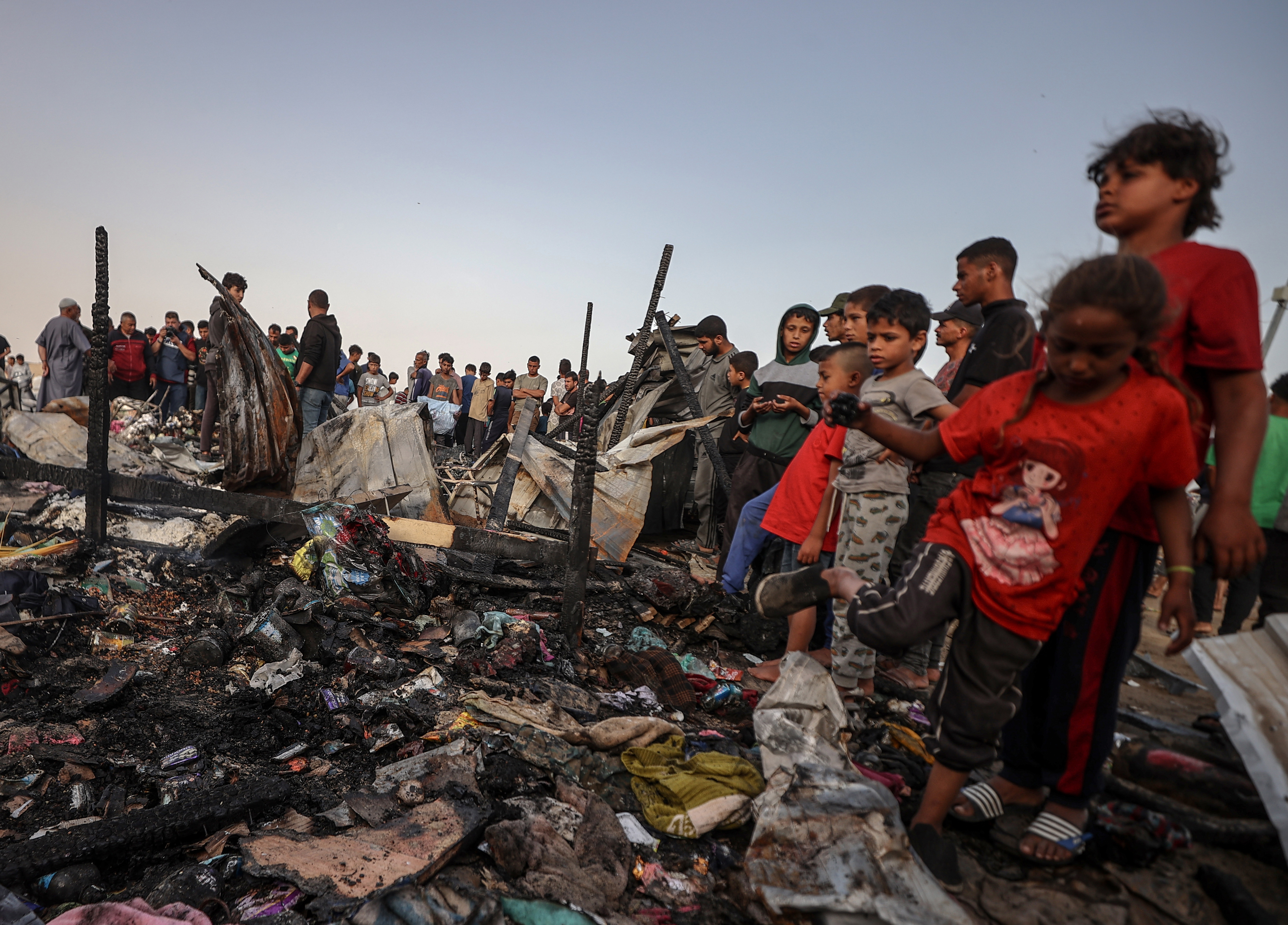 İsrail'in Refah'taki Katliamı: İnsanlık Dramı Yaşanıyor 4 AA 20240527 34695290 34695281 ISRAILIN REFAHTA YERINDEN EDILMIS FILISTINLILERIN KAMPINI BOMBALAMASI SONUCU ONLARCA KISI OLDU