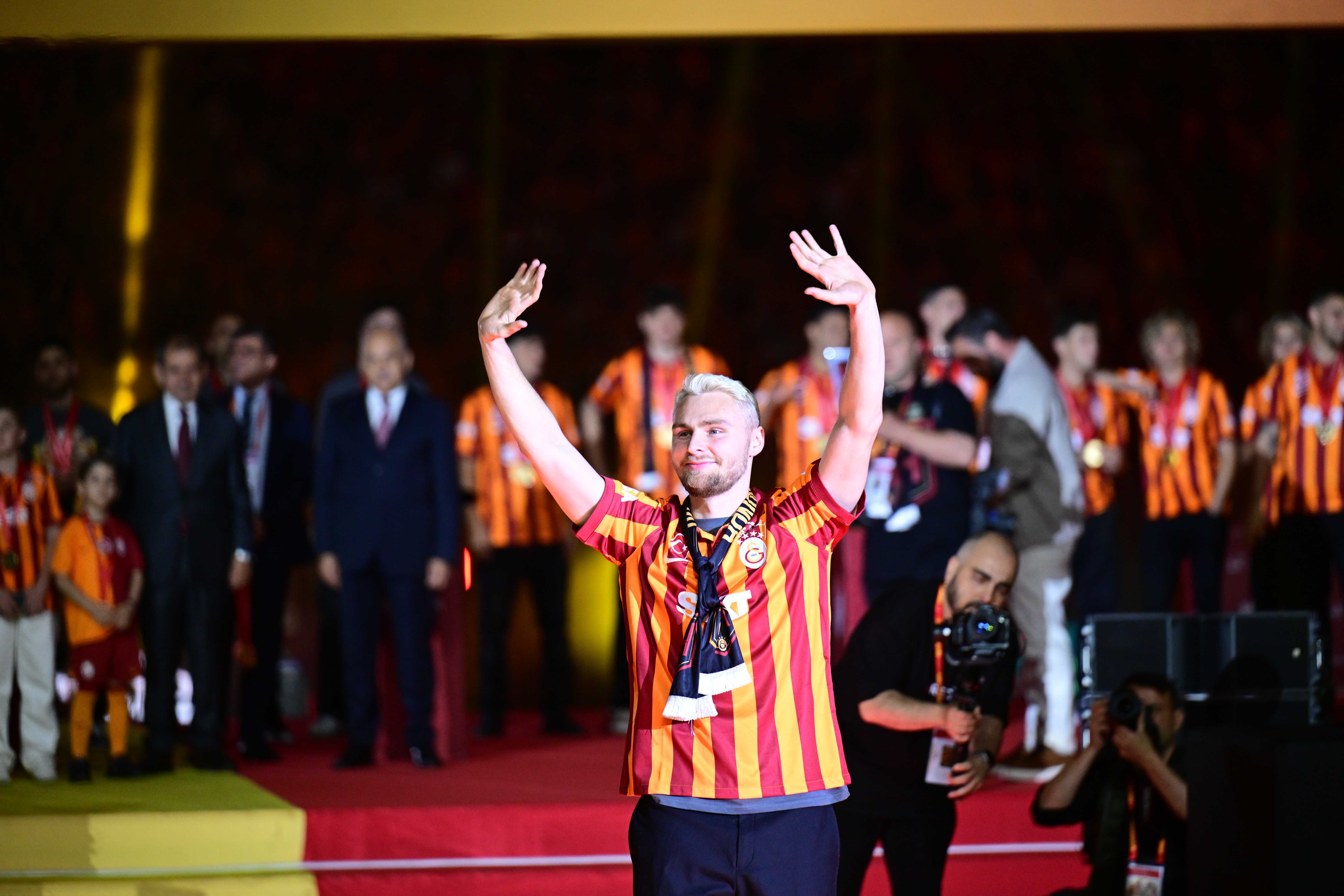 Victor Nelsson, Galatasaray Taraftarına Ateş Püskürdü: "Yazıklar Olsun Size" 2 AA 20240527 34703122 34703121 GALATASARAY FUTBOL TAKIMI RAMS PARKTA SAMPIYONLUGU KUTLADI