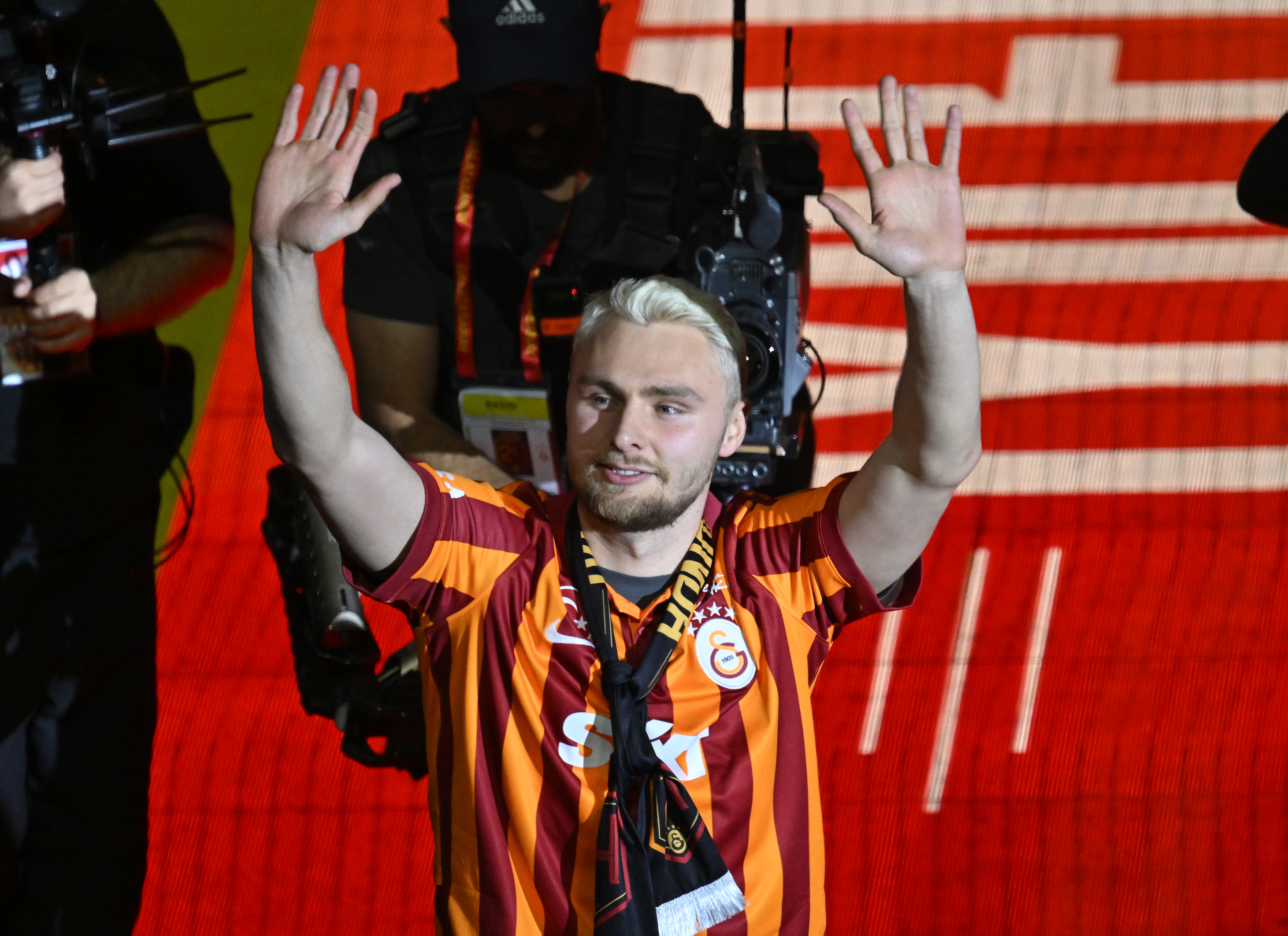 Victor Nelsson, Galatasaray Taraftarına Ateş Püskürdü: "Yazıklar Olsun Size" 4 AA 20240527 34704254 34704247 GALATASARAY SAMPIYONLUK KUPASINI KALDIRDI