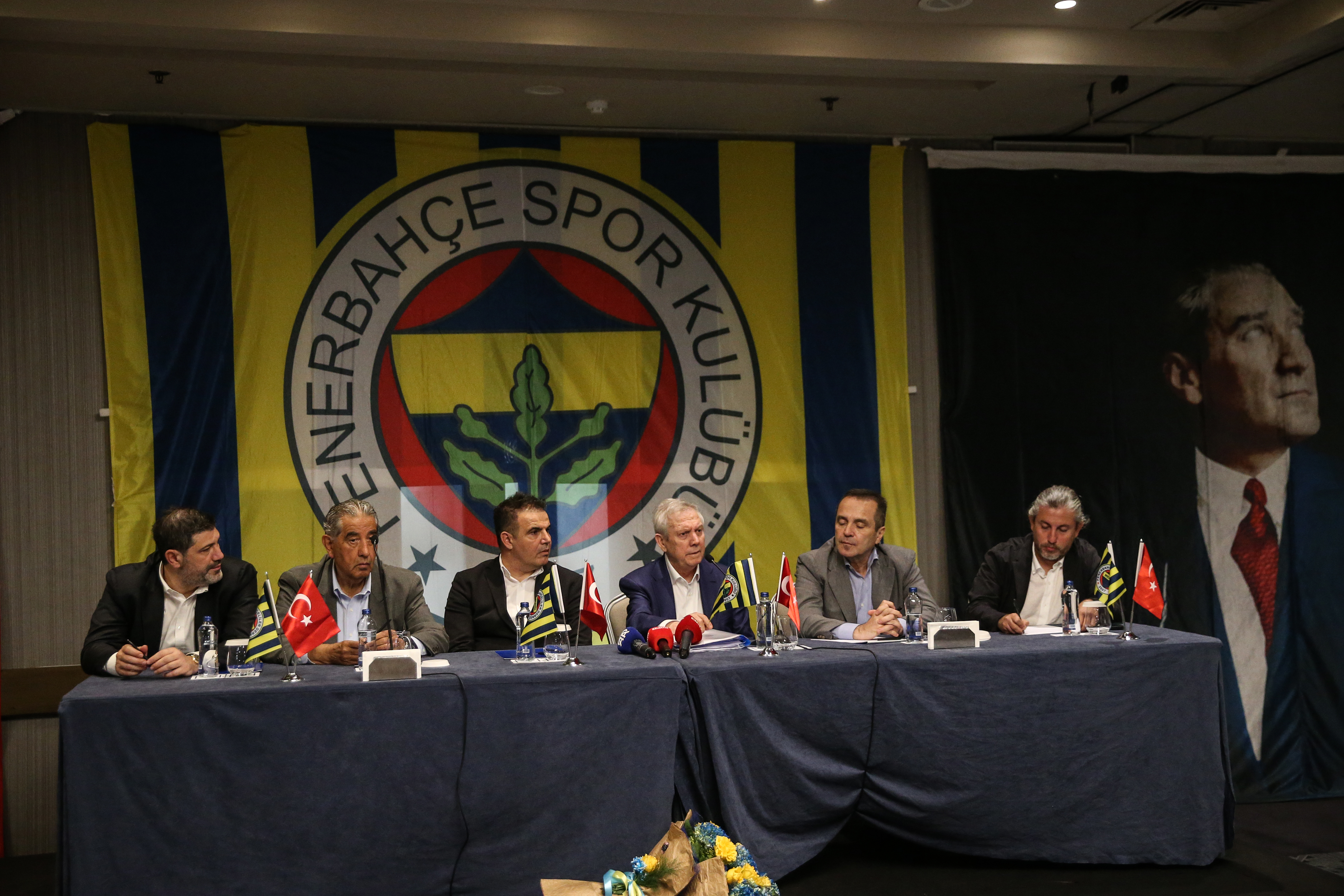 Aziz Yıldırım'dan Dev Transfer Listesi: Lukaku, Dybala, Talisca ve Sörloth 1 AA 20240531 34738732 34738730 FENERBAHCE KULUBU BASKAN ADAYI YILDIRIM MERSINDE KONGRE UYELERIYLE BULUSTU