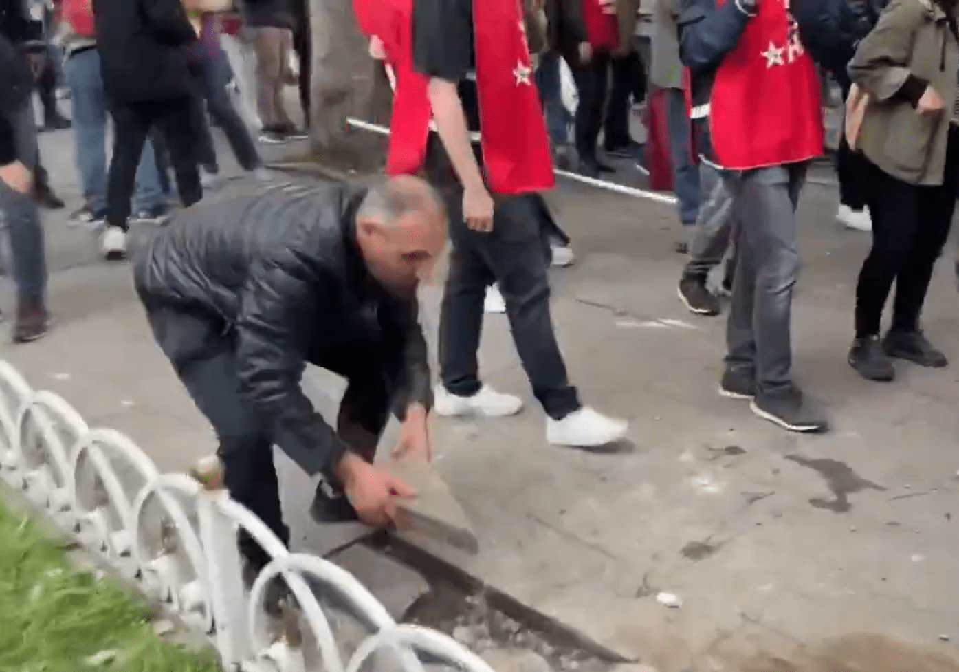1 Mayıs'ta Saraçhane'de Polise Saldırdılar: 'Dağılın' Çağrısına Taş ve Sopalarla Cevap Verdi! 6 Ekran goruntusu 2024 05 01 153917
