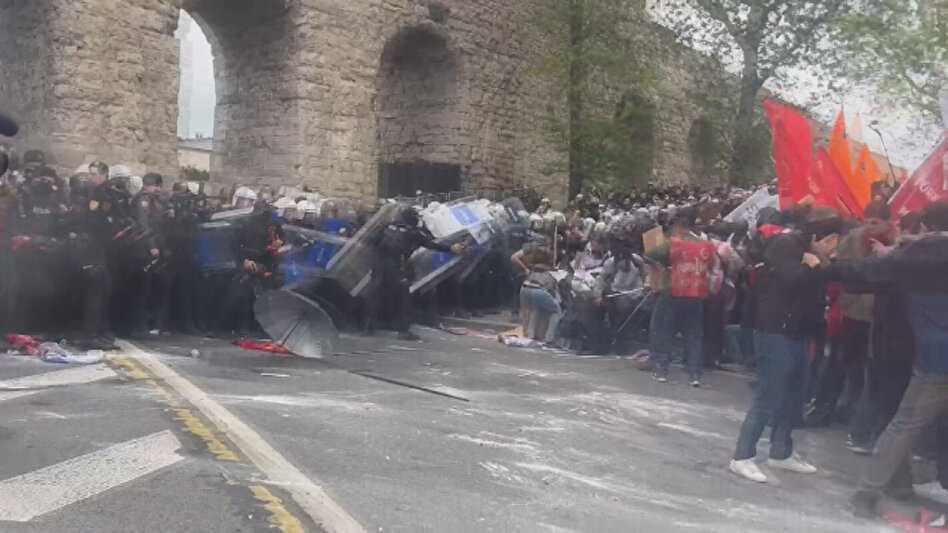 1 Mayıs'ta Saraçhane'de Polise Saldırdılar: 'Dağılın' Çağrısına Taş ve Sopalarla Cevap Verdi! 4 acebab32