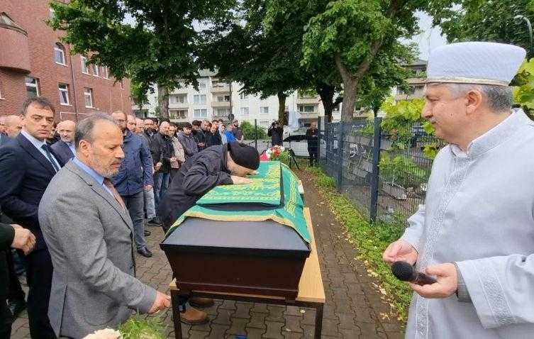almanyada yanginda olen genc defnedildi annesinin sozleri gozyaslarina bogdu 1 T5AgMmif
