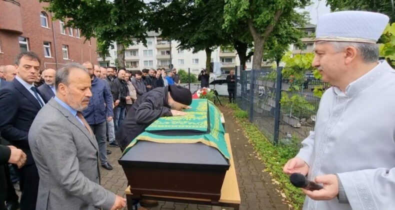 Almanya’da Yangında Ölen Genç Defnedildi! Annesinin Sözleri Gözyaşlarına Boğdu
