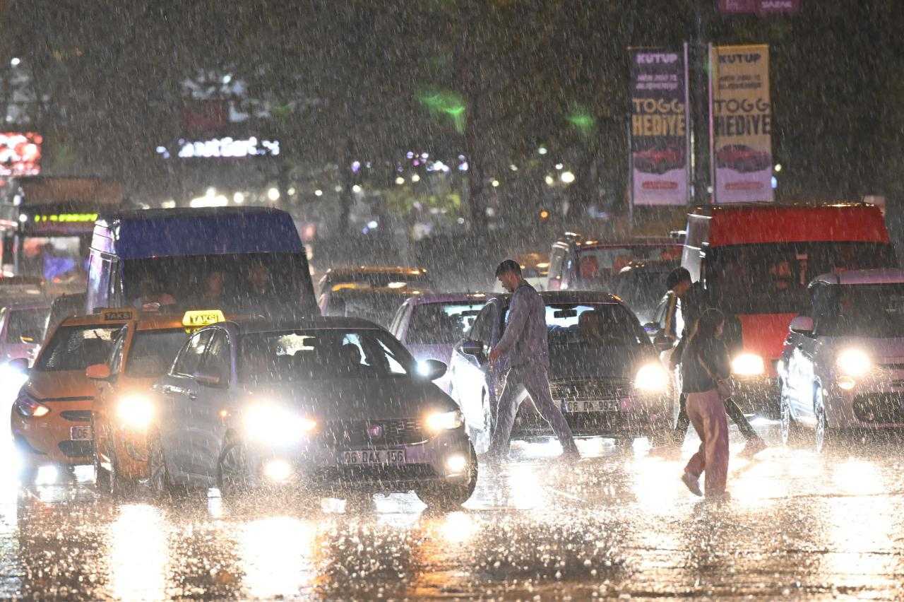 Ankara'yı Sel Aldı! Cadde ve Sokaklar Göle Döndü 2 ankarayi sel aldi cadde ve sokaklar gole dondu 2 WWyE33DP