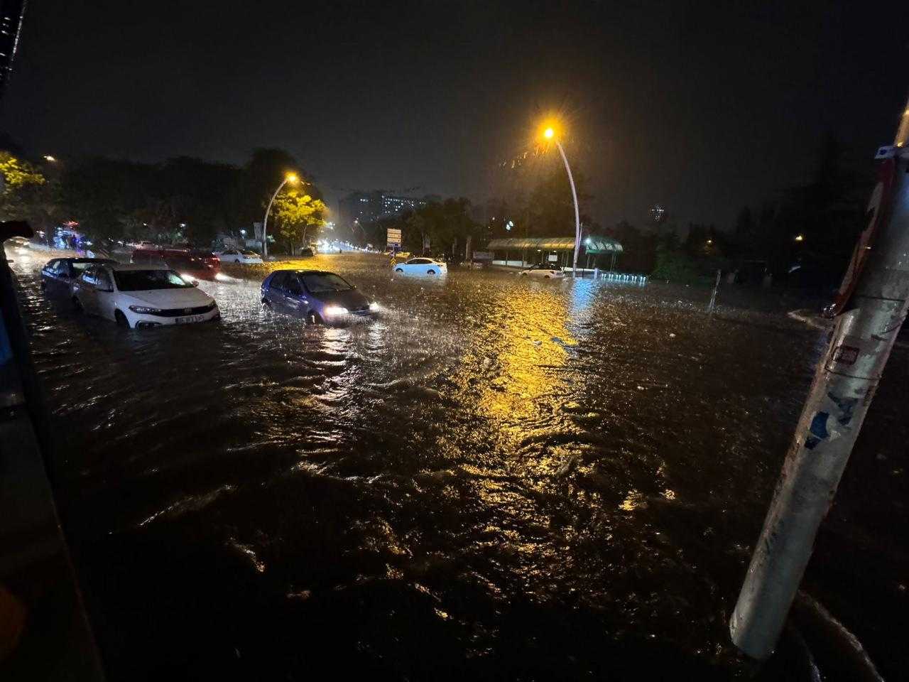 Ankara'yı Sel Aldı! Cadde ve Sokaklar Göle Döndü 4 ankarayi sel aldi cadde ve sokaklar gole dondu 4 t2FhkeJJ